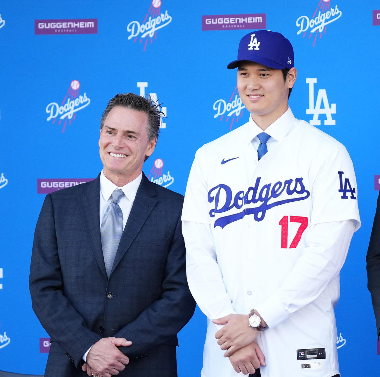 ネズ・バレロ代理人（左）とドジャース大谷翔平（2023年12月14日撮影）