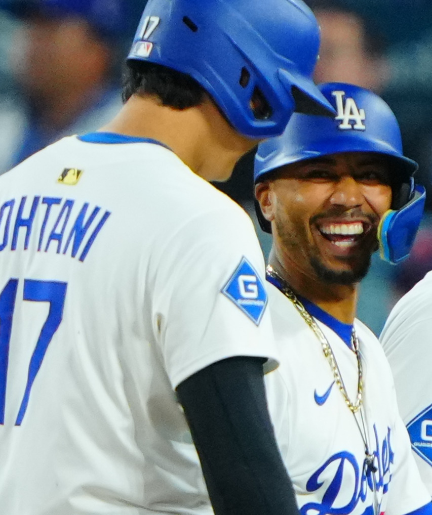 大谷（左）と談笑するドジャース・ベッツ（2025年8月撮影）
