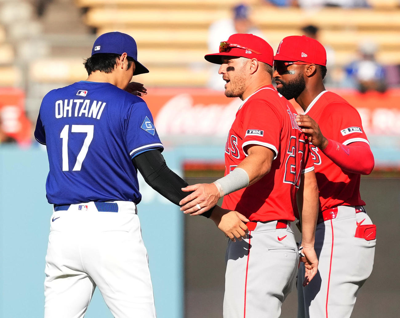 エンゼルス・トラウト（中央）、アデル（右）と話すドジャース大谷翔平（2025年3月撮影）