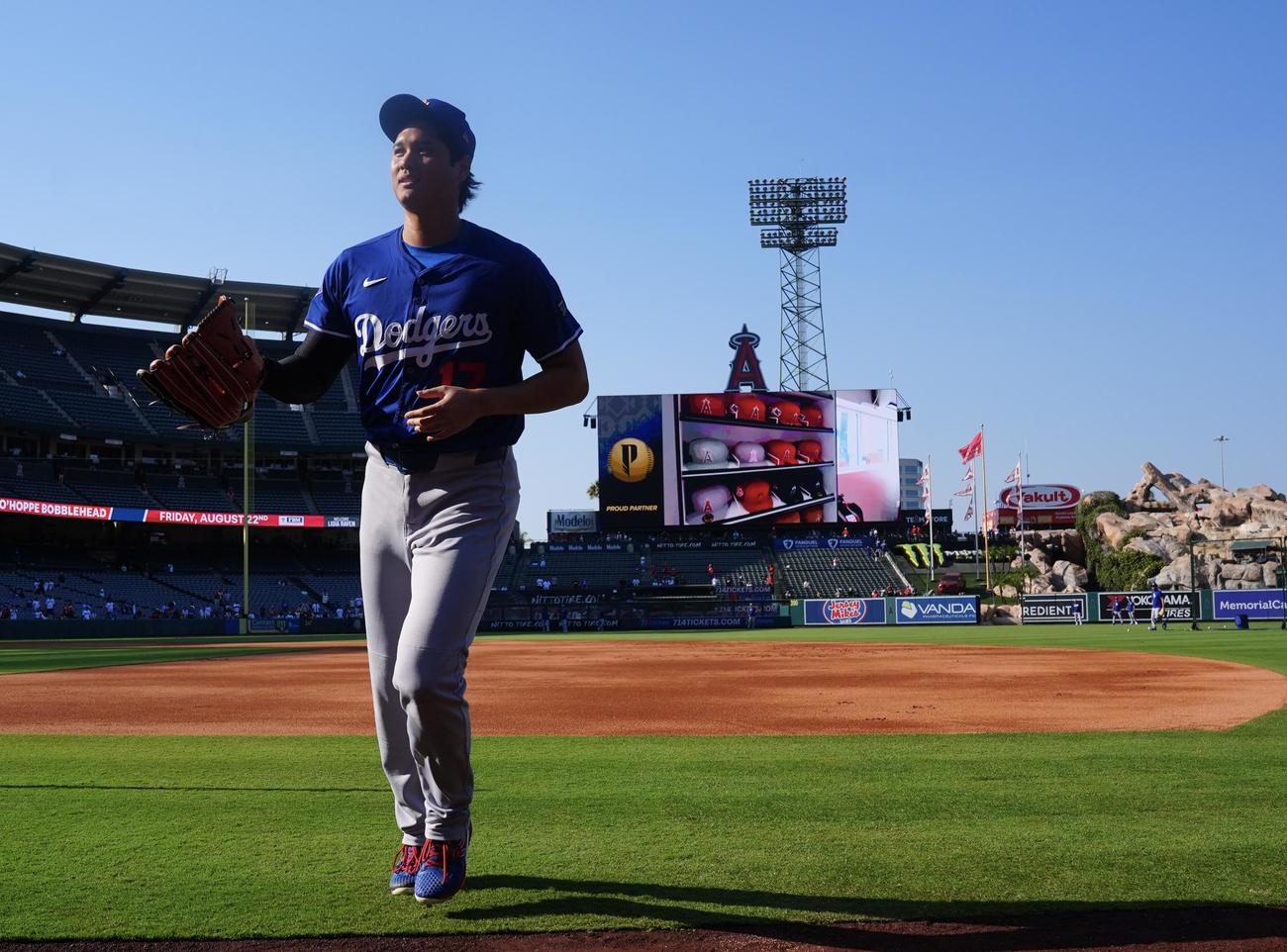 エンゼルス対ドジャース　試合前練習を終えファンに手を振り引き揚げるドジャース大谷（撮影・垰建太）