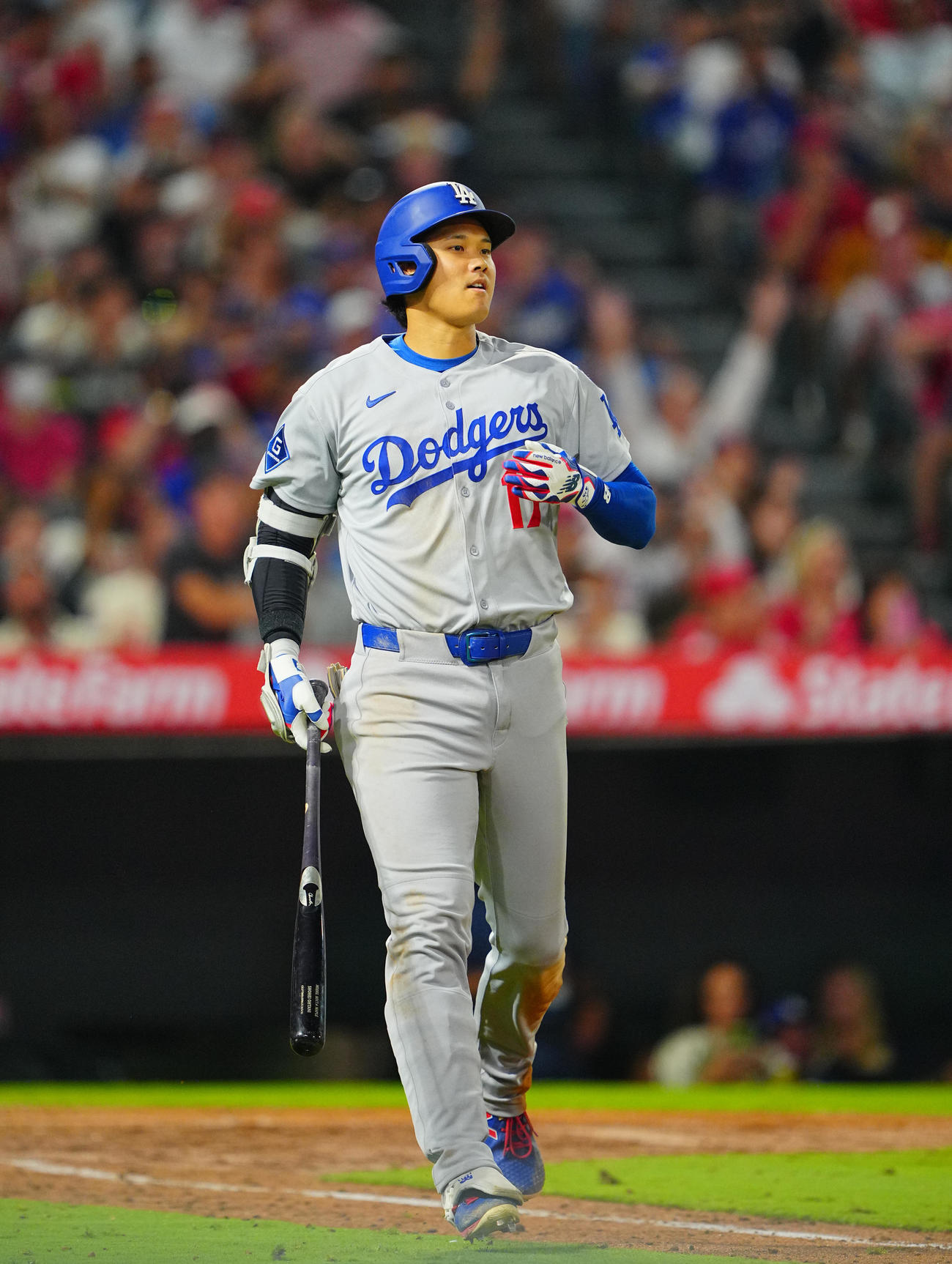 エンゼルス対ドジャース　6回表ドジャース無死一、二塁、遊直から三重殺に倒れぼうぜんとする大谷（撮影・垰建太）