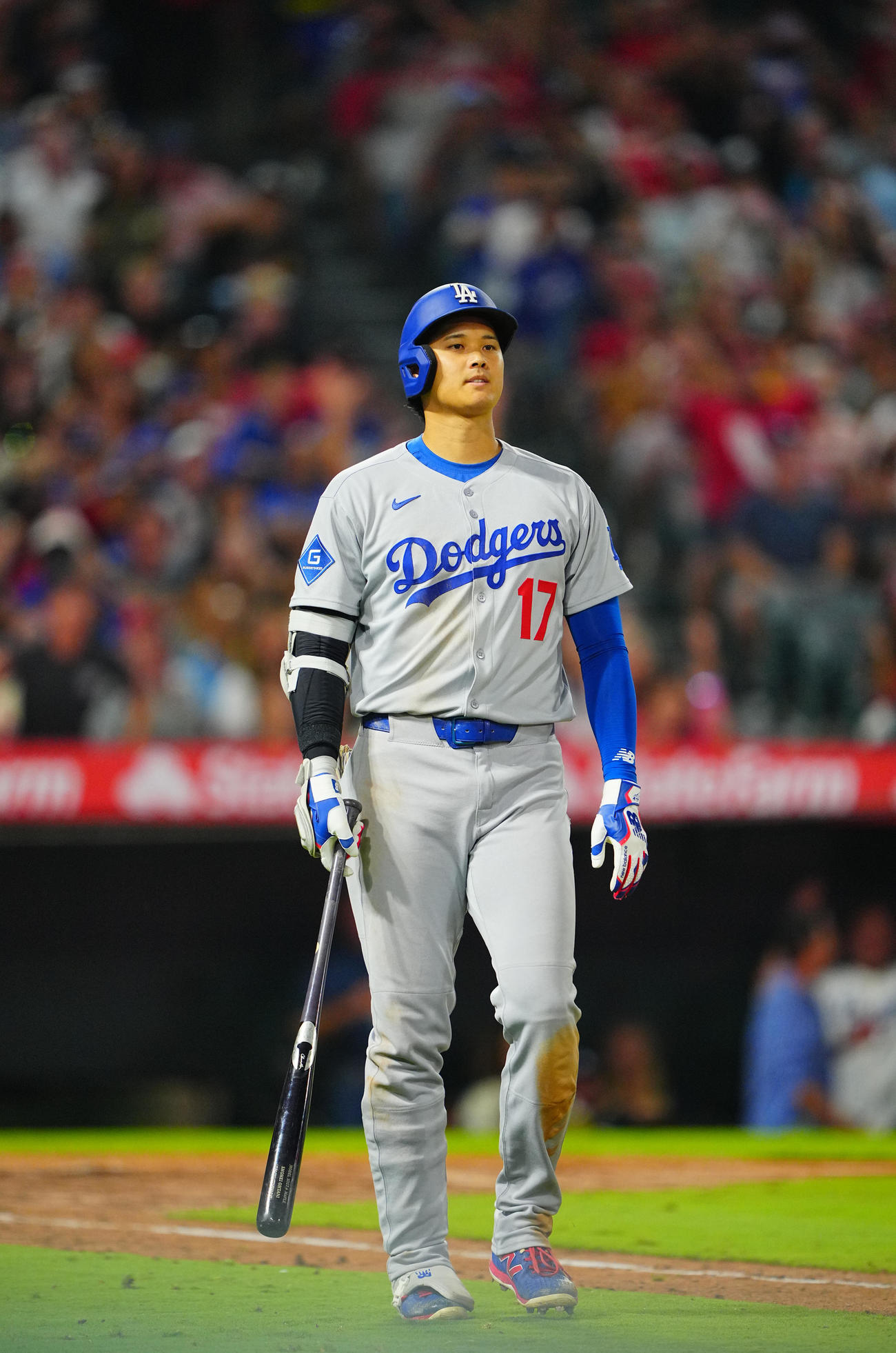 エンゼルス対ドジャース　6回表ドジャース無死一、二塁、遊直から三重殺に倒れぼうぜんとする大谷（撮影・垰建太）