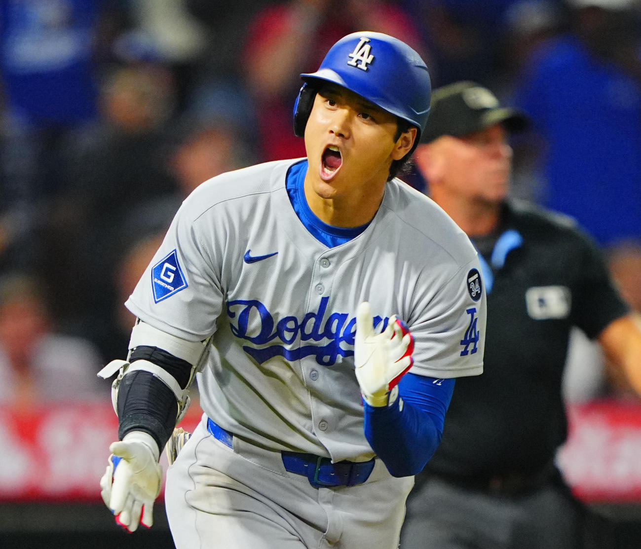 エンゼルス対ドジャース　9回表ドジャース無死、ソロ本塁打を放ち雄たけびをあげる大谷（撮影・垰建太）