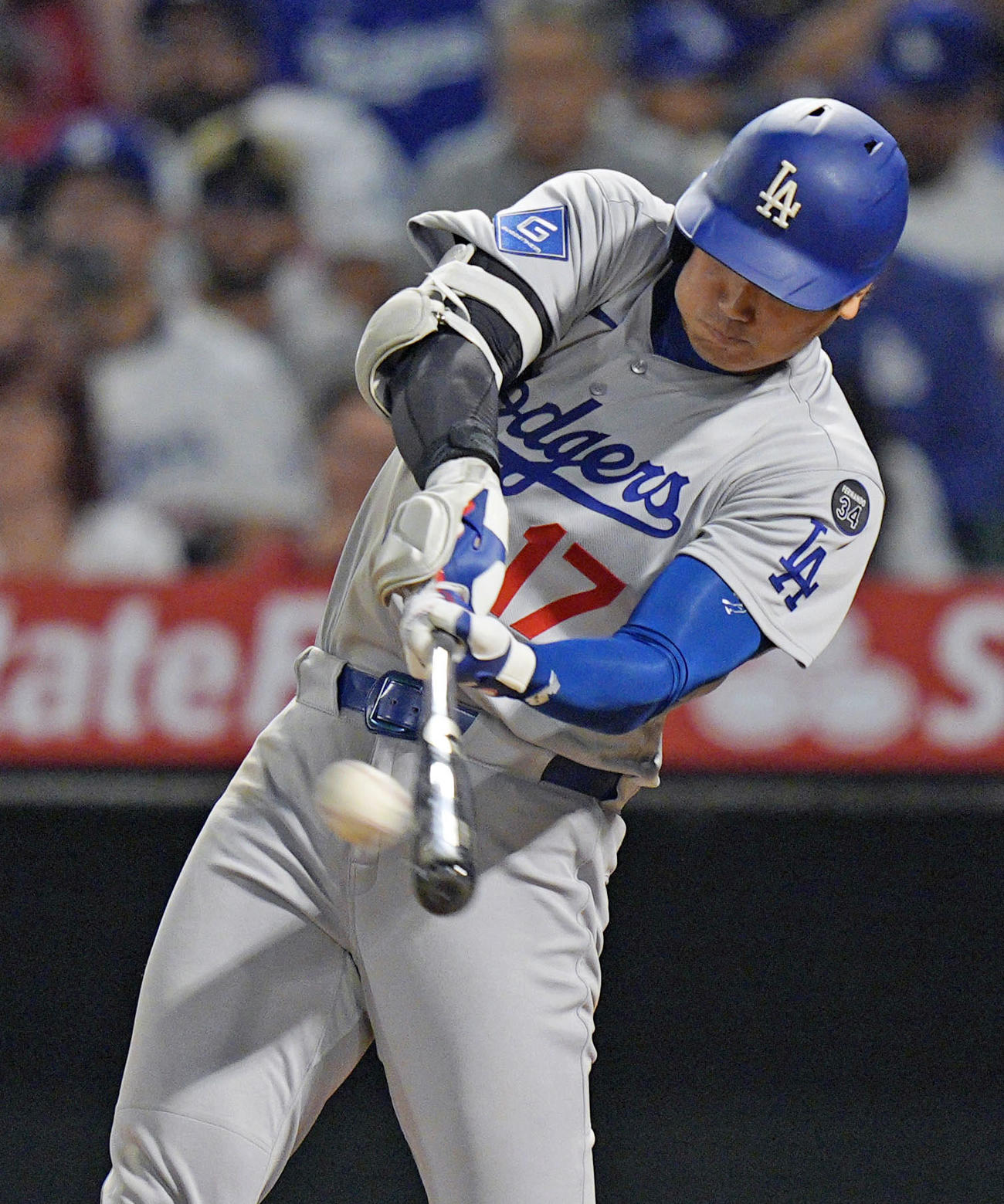エンゼルス戦の9回、4試合連続本塁打となる43号ソロを放つドジャース・大谷（共同）