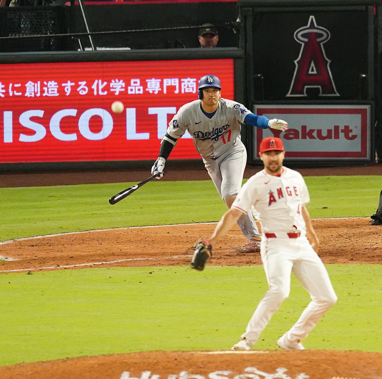 エンゼルス対ドジャース　6回表ドジャース無死一、二塁、遊直三重殺に倒れる大谷。投手バーク（撮影・垰建太）