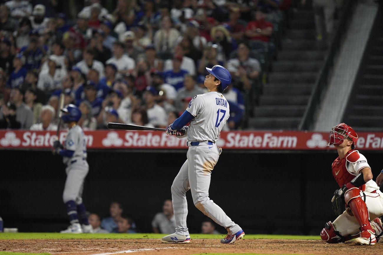 エンゼルス戦の9回、4試合連続本塁打となる43号ソロを放つドジャース大谷（共同）