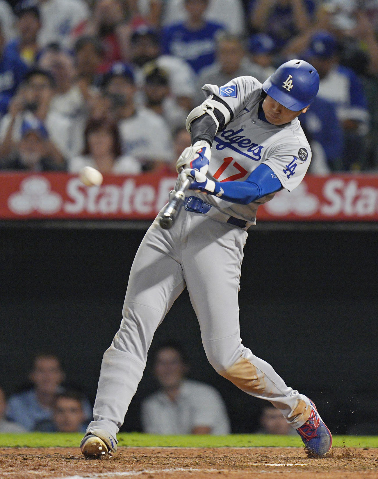 エンゼルス戦の9回、4試合連続本塁打となる43号ソロを放つドジャース・大谷（共同）
