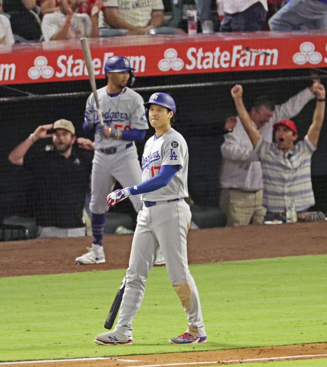 エンゼルス戦の6回、遊直で三重殺に倒れるドジャース・大谷（共同）