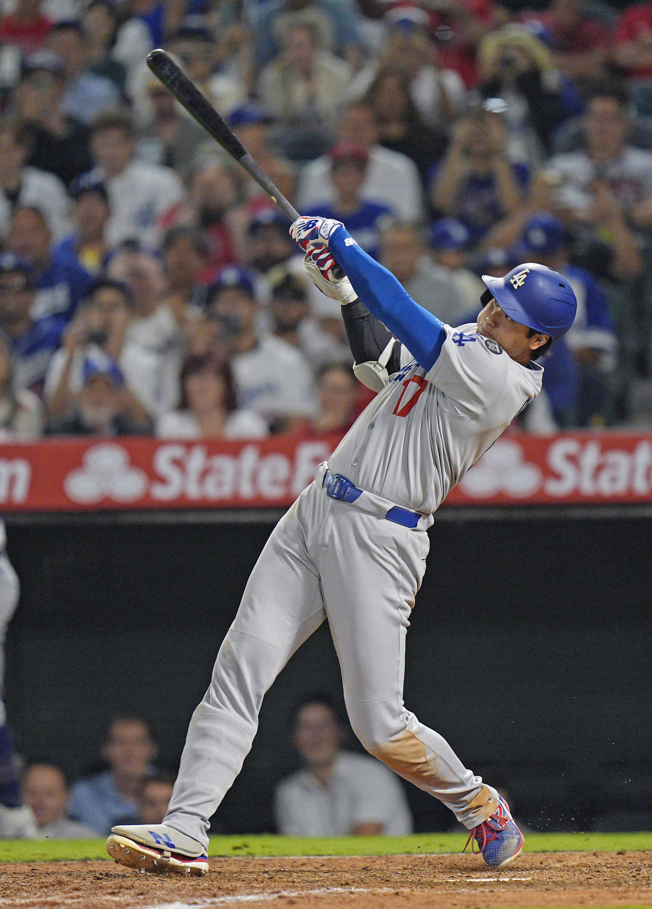 エンゼルス戦の9回、4試合連続本塁打となる43号ソロを放つドジャース大谷（共同）