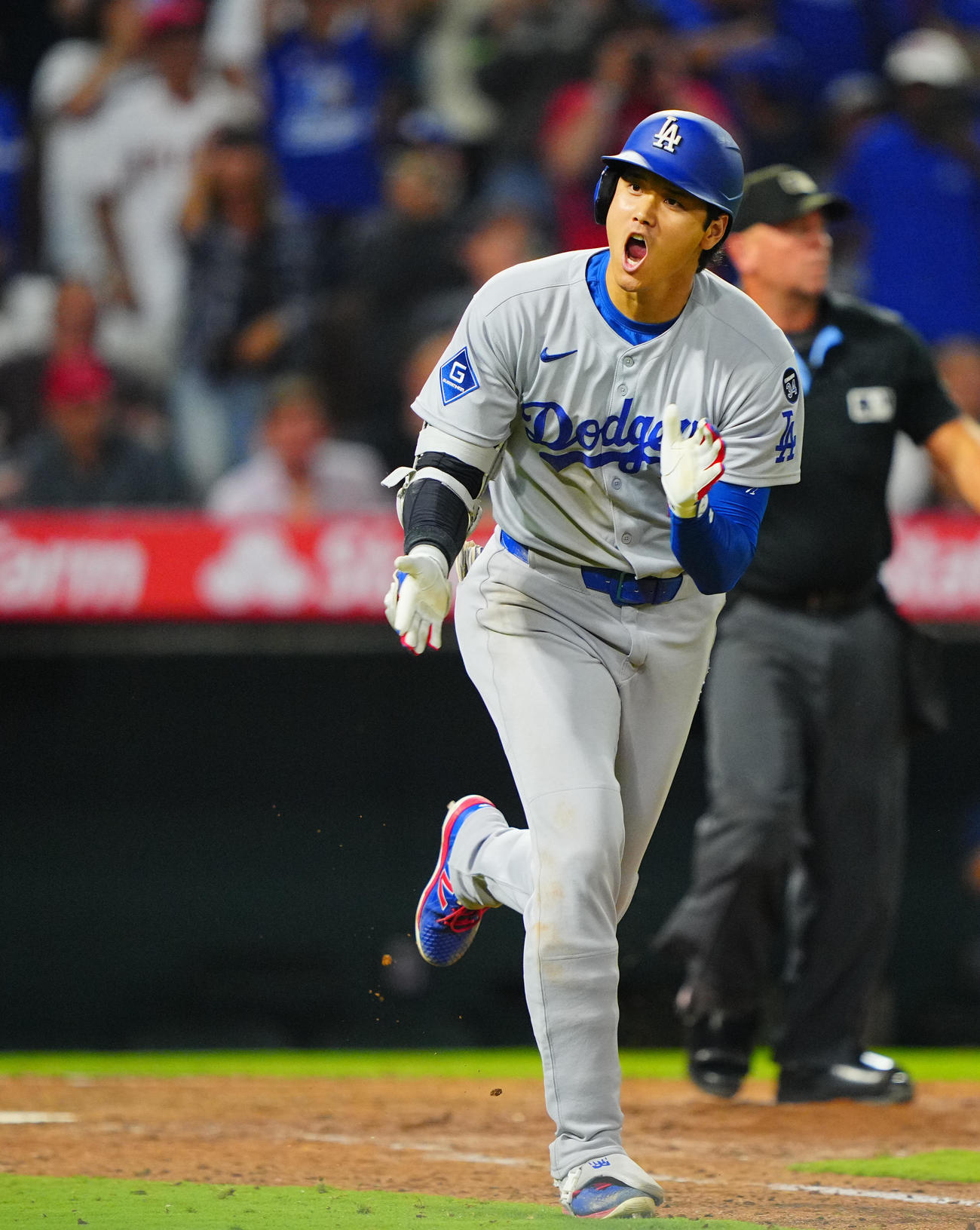 エンゼルス対ドジャース　9回表ドジャース無死、ソロ本塁打を放ち雄たけびをあげる大谷（撮影・垰建太）
