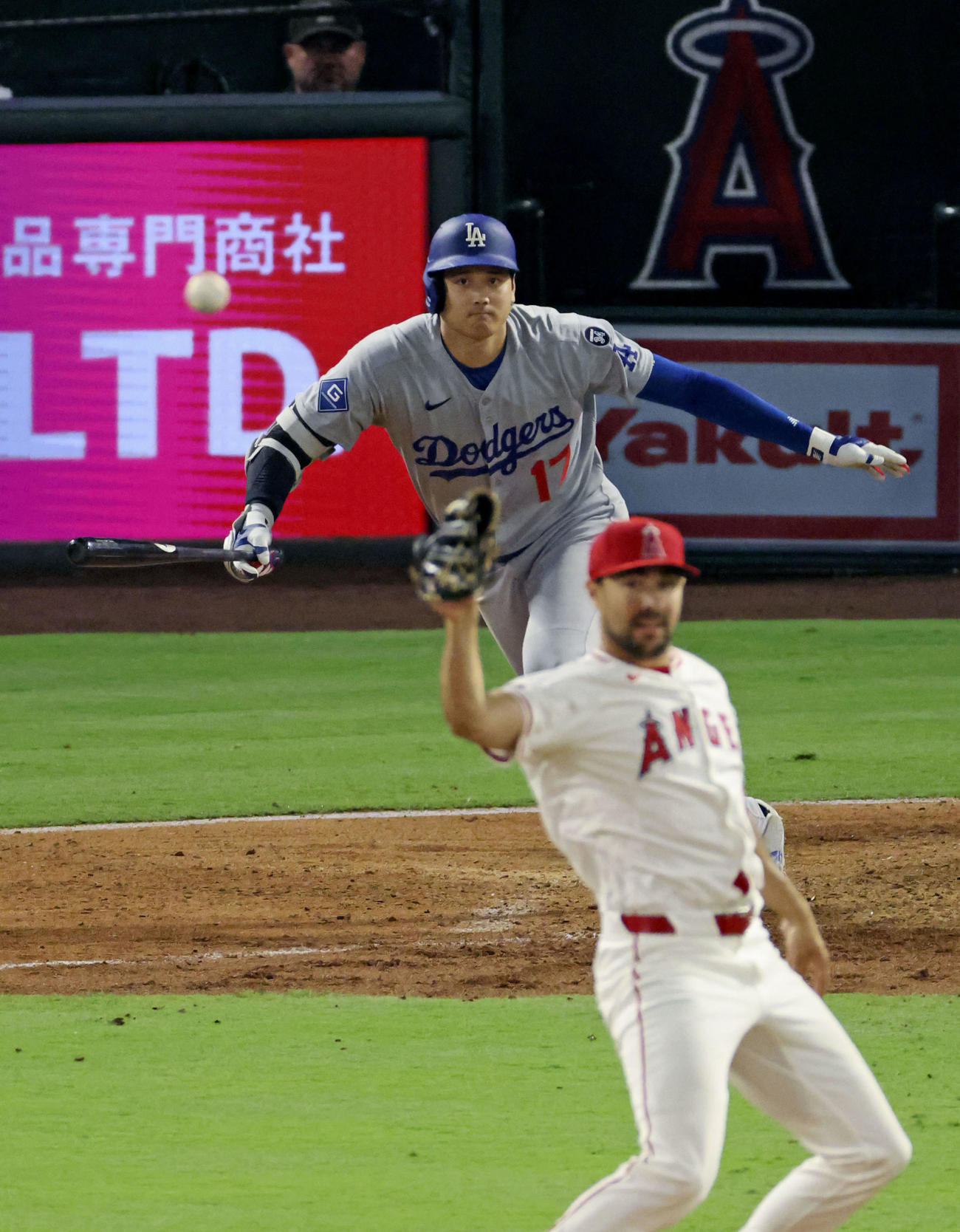 エンゼルス戦の6回、遊直で三重殺に倒れるドジャース・大谷（共同）