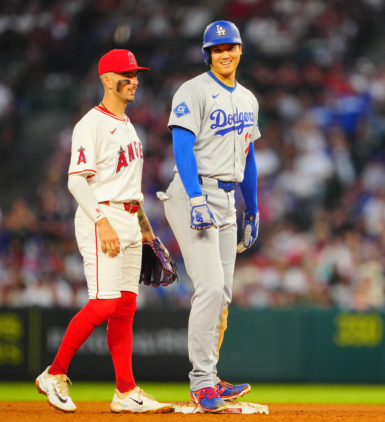 エンゼルス対ドジャース　4回表ドジャース1死満塁、塁上でネト（左）と談笑する大谷（撮影・垰建太）