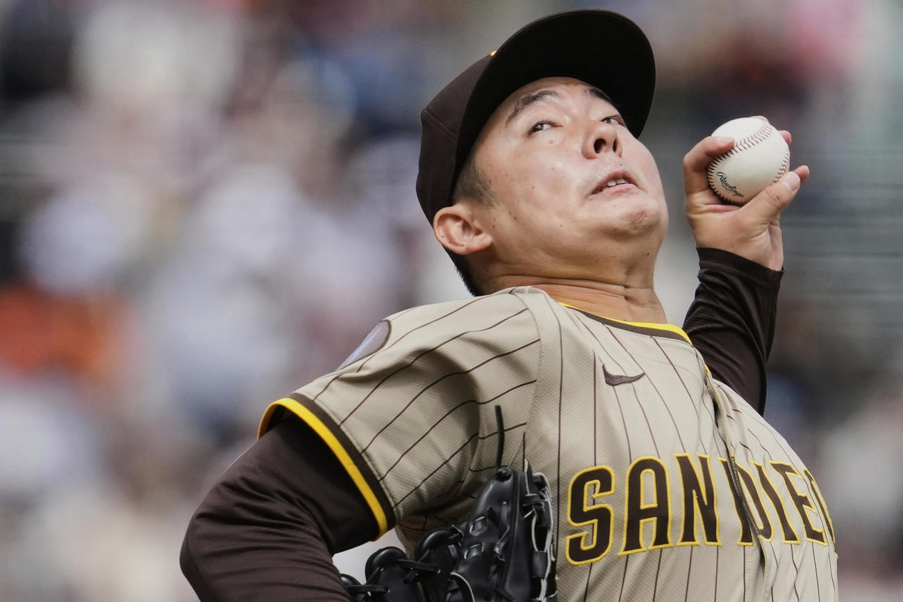 ジャイアンツ戦で力投するパドレス松井裕樹（AP）