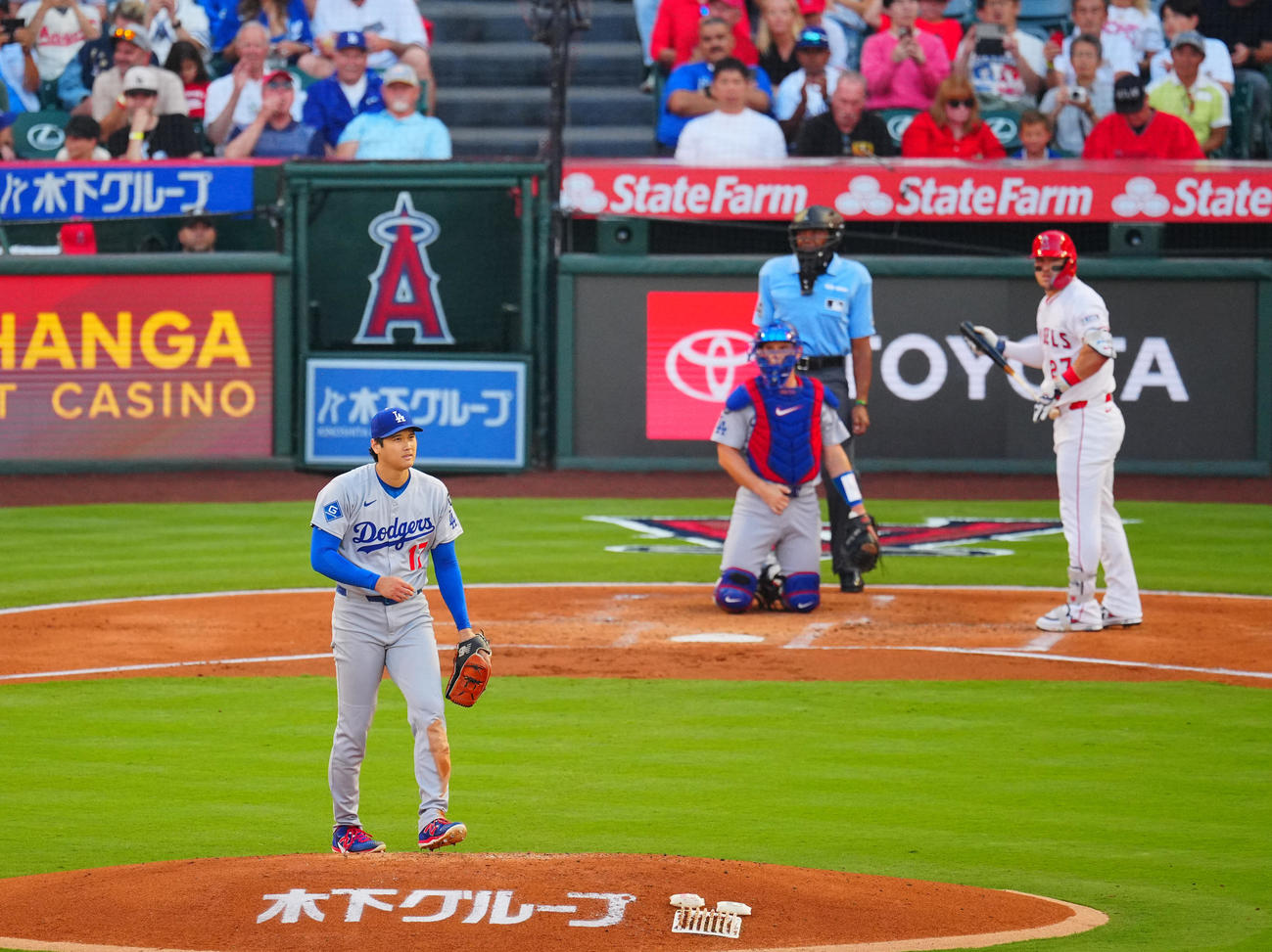 エンゼルス対ドジャース　1回裏エンゼルス2死、トラウトと対戦する大谷（撮影・垰建太）