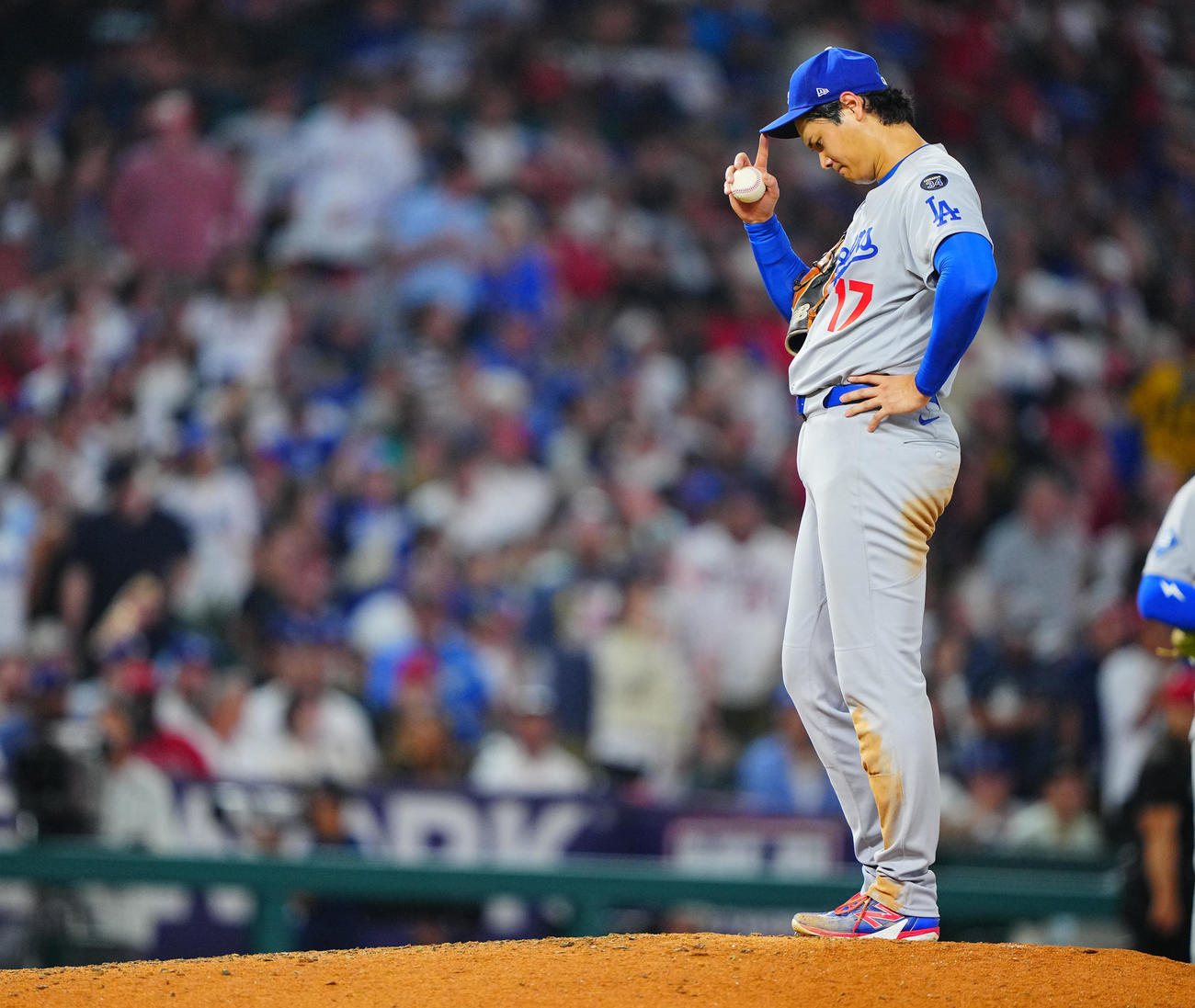 エンゼルス対ドジャース　5回裏ドジャース1死二塁、ボールを見つめさえない表情の大谷（撮影・垰建太）