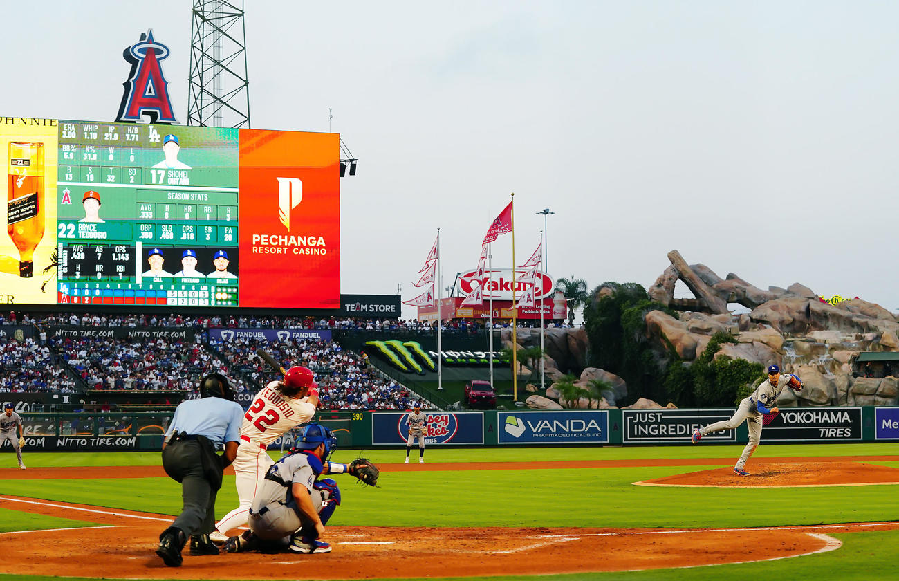 エンゼルス対ドジャース　エンゼルスタジアムで力投するドジャース先発の大谷（撮影・垰建太）