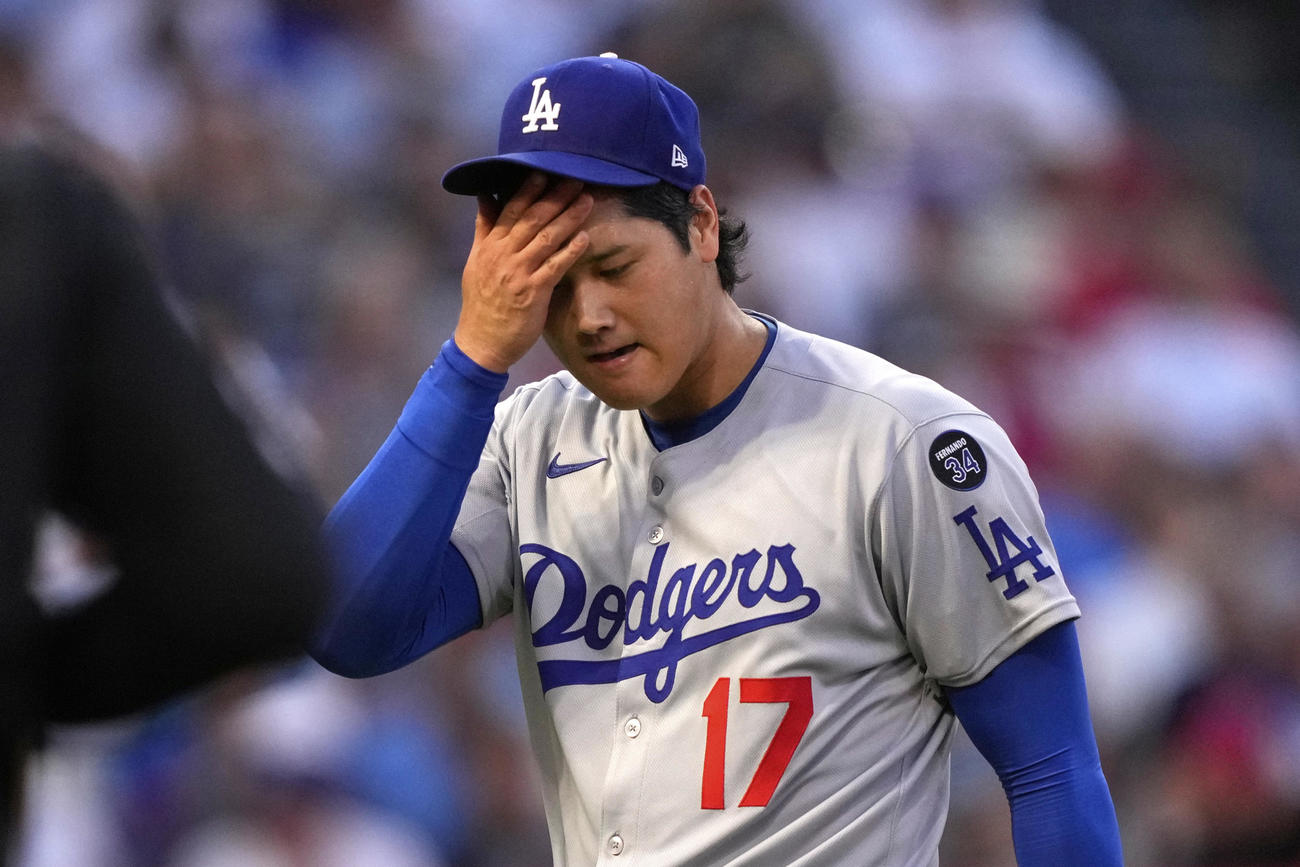 エンゼルス対ドジャース　汗を拭いながら引き揚げる大谷翔平（AP)