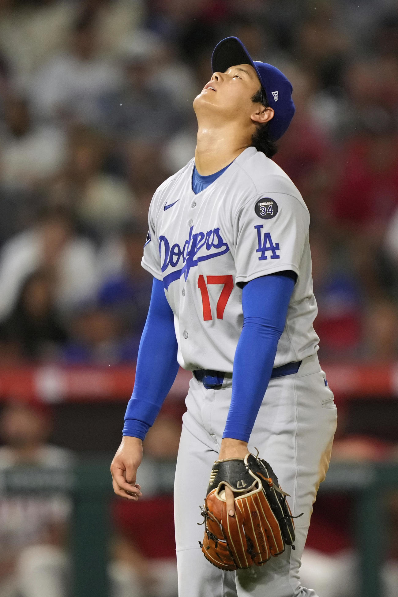 エンゼルス対ドジャース　4回、暴投で振り逃げを与え天を仰ぐ大谷翔平（AP)