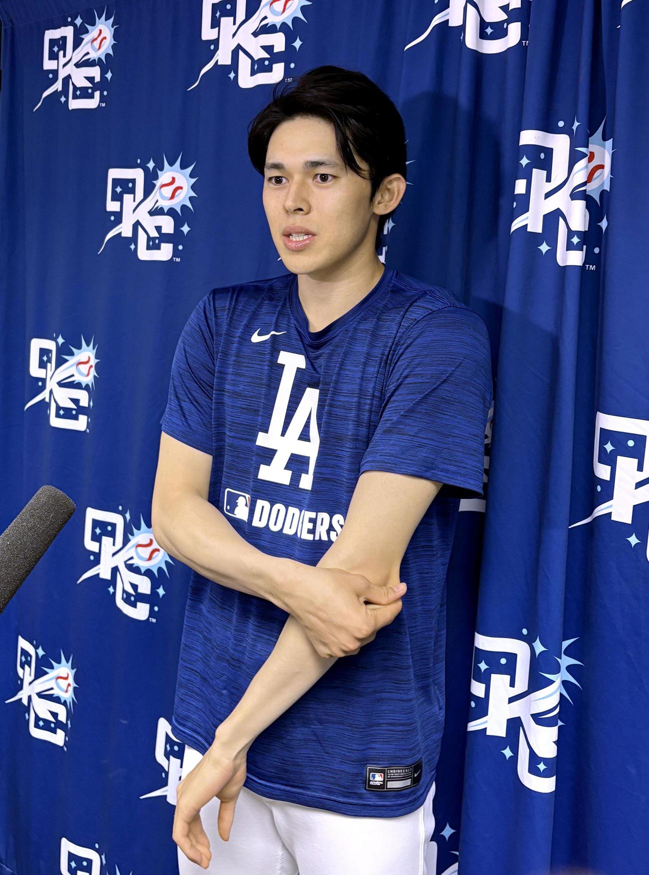 傘下マイナーの3Aオクラホマシティーの一員として初のリハビリ登板後、取材に応じるドジャース佐々木（共同）