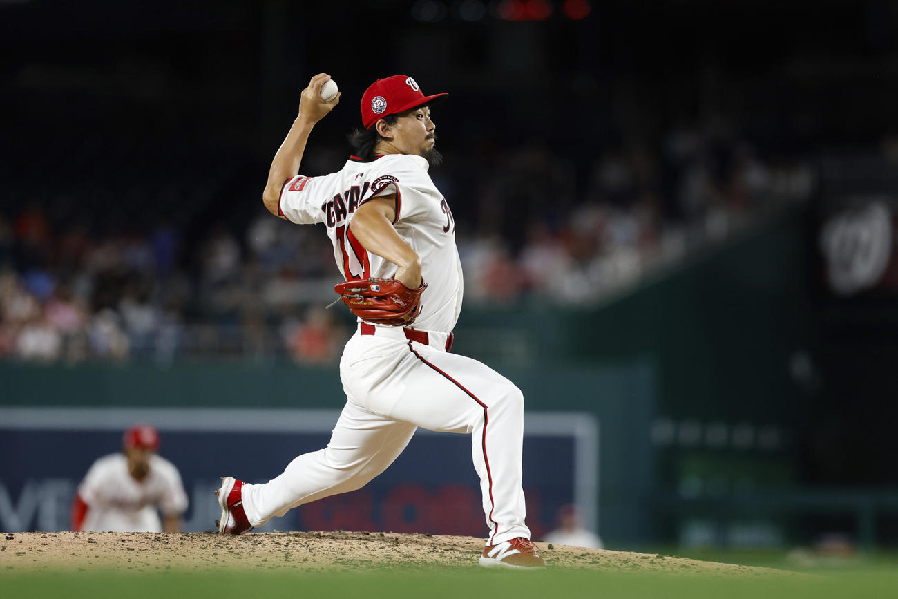 フィリーズ戦でリリーフ登板してメジャー初勝利を挙げたナショナルズ小笠原慎之介（AP）