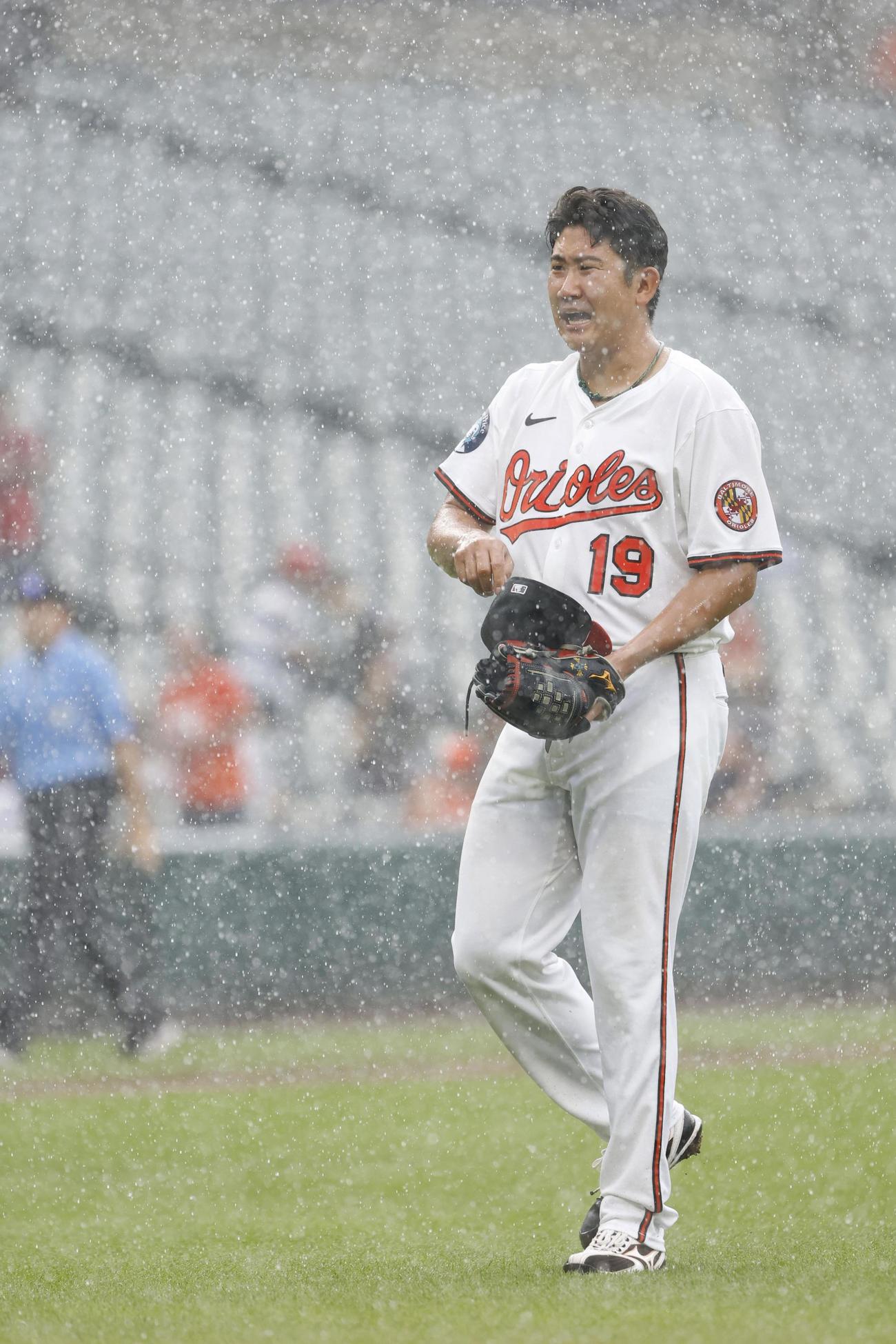 マリナーズ戦の6回途中、降雨により試合が中断し、ベンチに戻るオリオールズ菅野（共同）