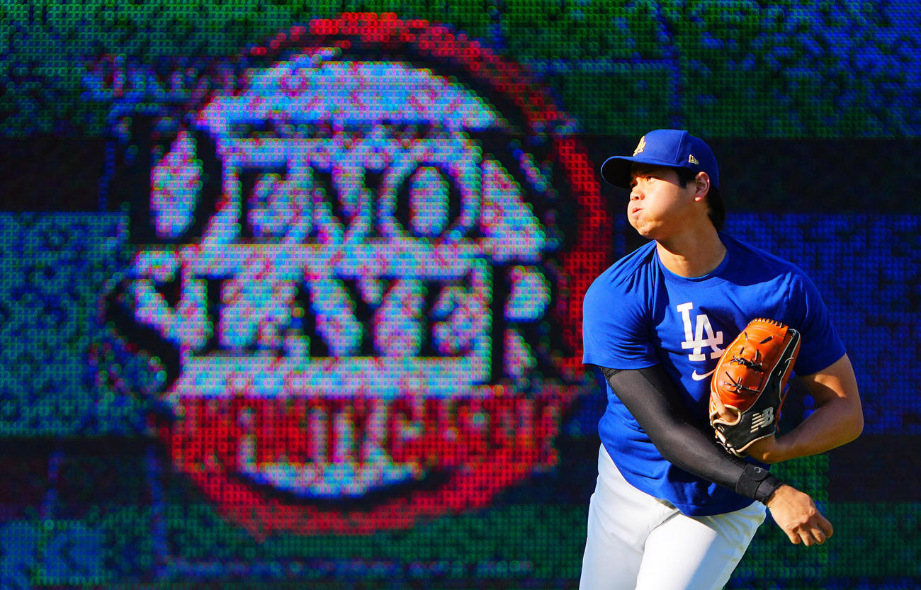 ドジャース対パドレス　試合前、ファンの声援を受けながら練習に臨むドジャース大谷（撮影・垰建太）