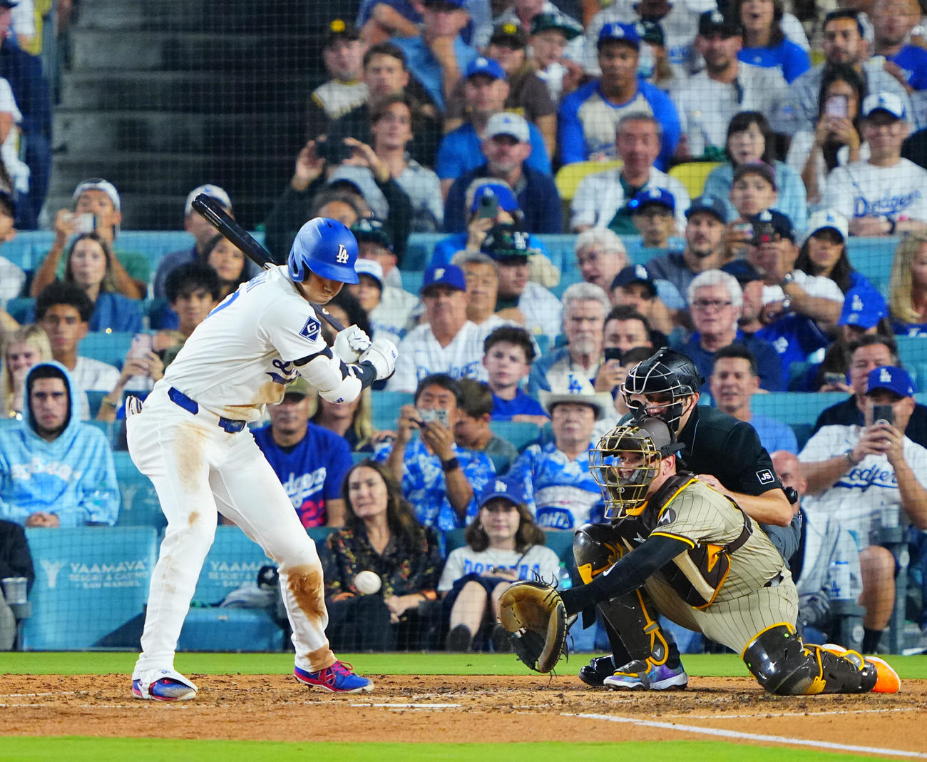 ドジャース対パドレス　6回裏ドジャース1死、四球を選ぶ大谷（撮影・垰建太）