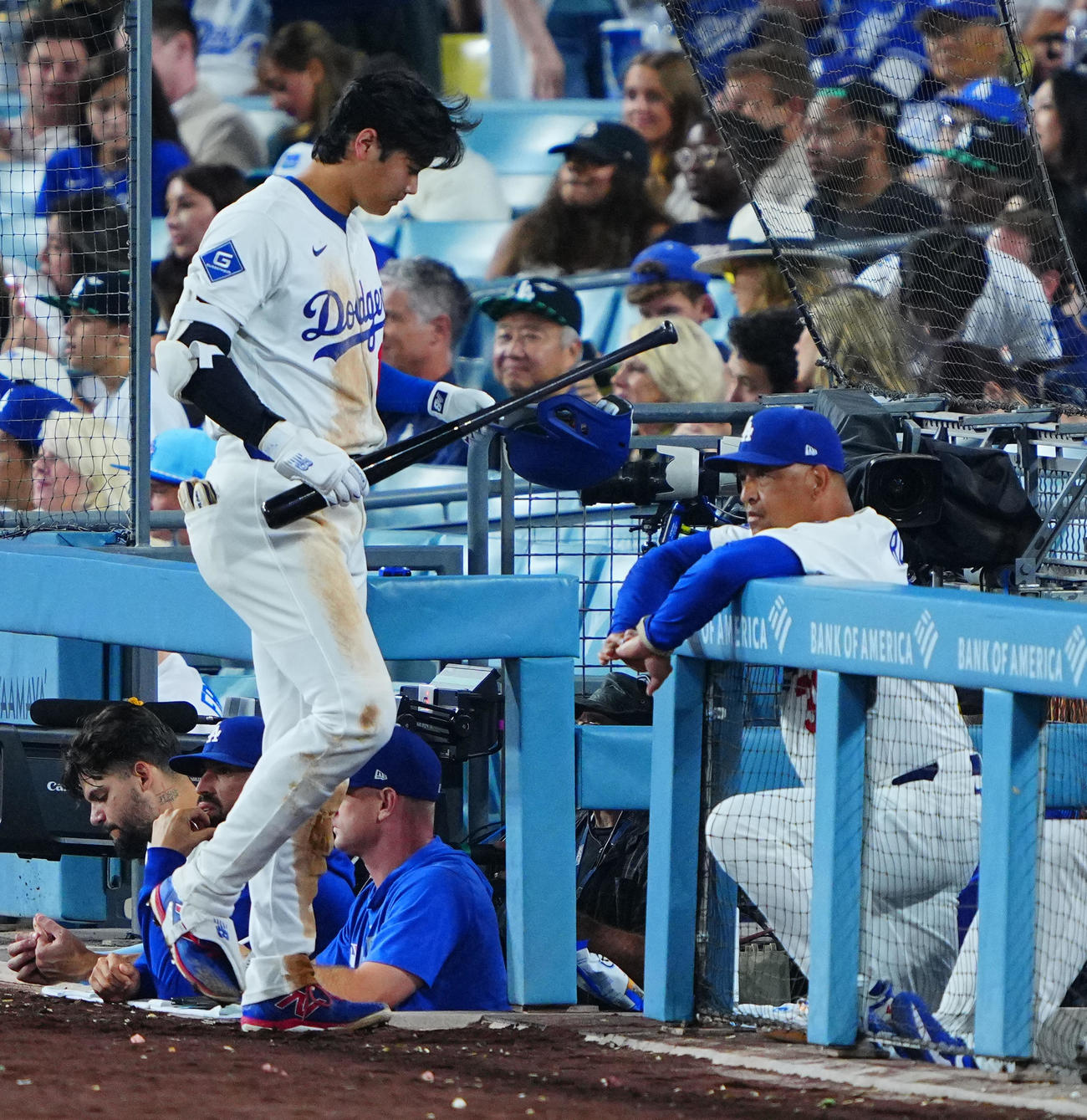 ドジャース対パドレス　8回裏ドジャース無死、空振り三振に倒れた大谷（左）とロバーツ監督（撮影・垰建太）
