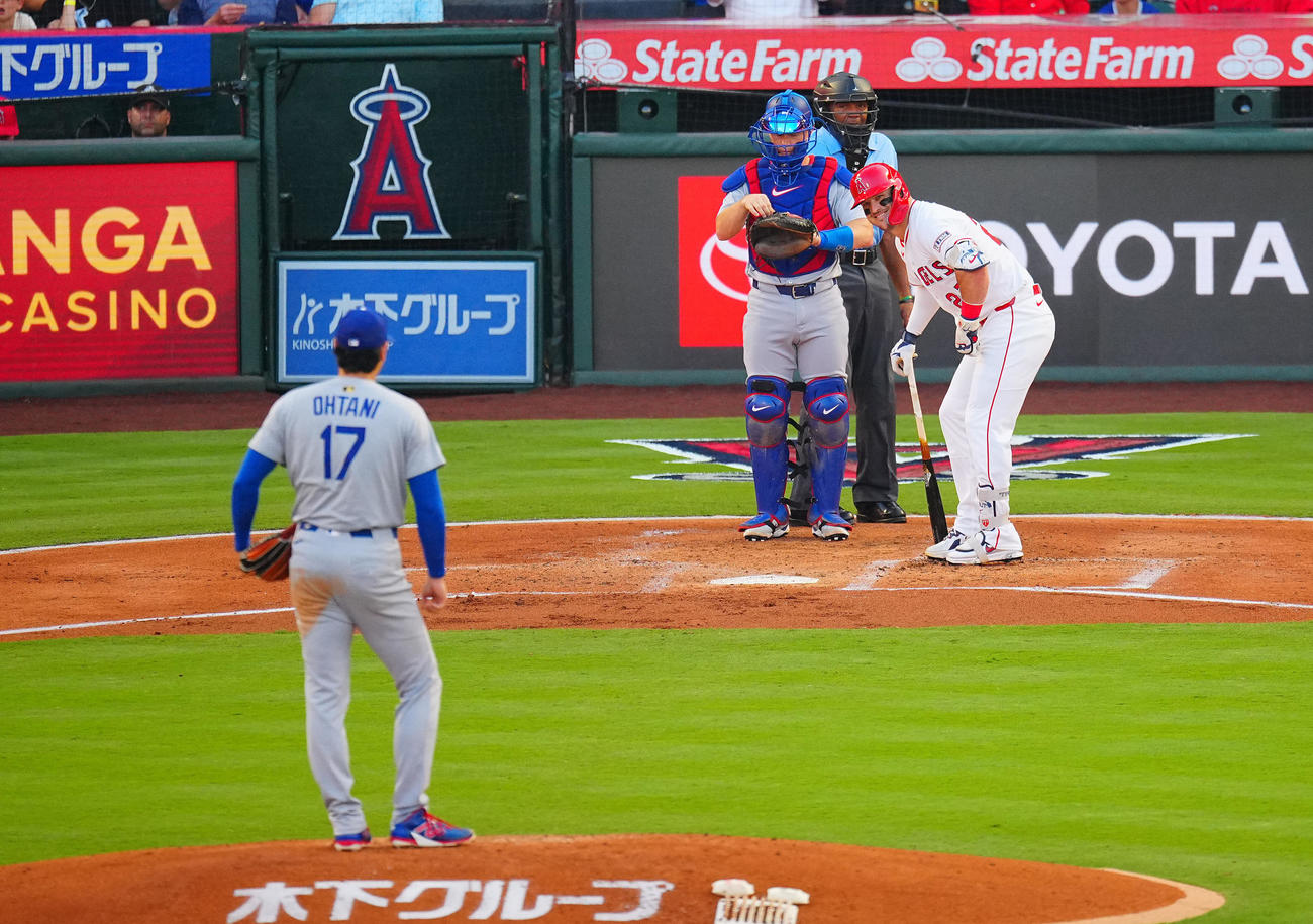 エンゼルス対ドジャース　1回裏エンゼルス2死、打席に立ち大谷（手前）に笑顔を見せるトラウト（2025年8月13日撮影）