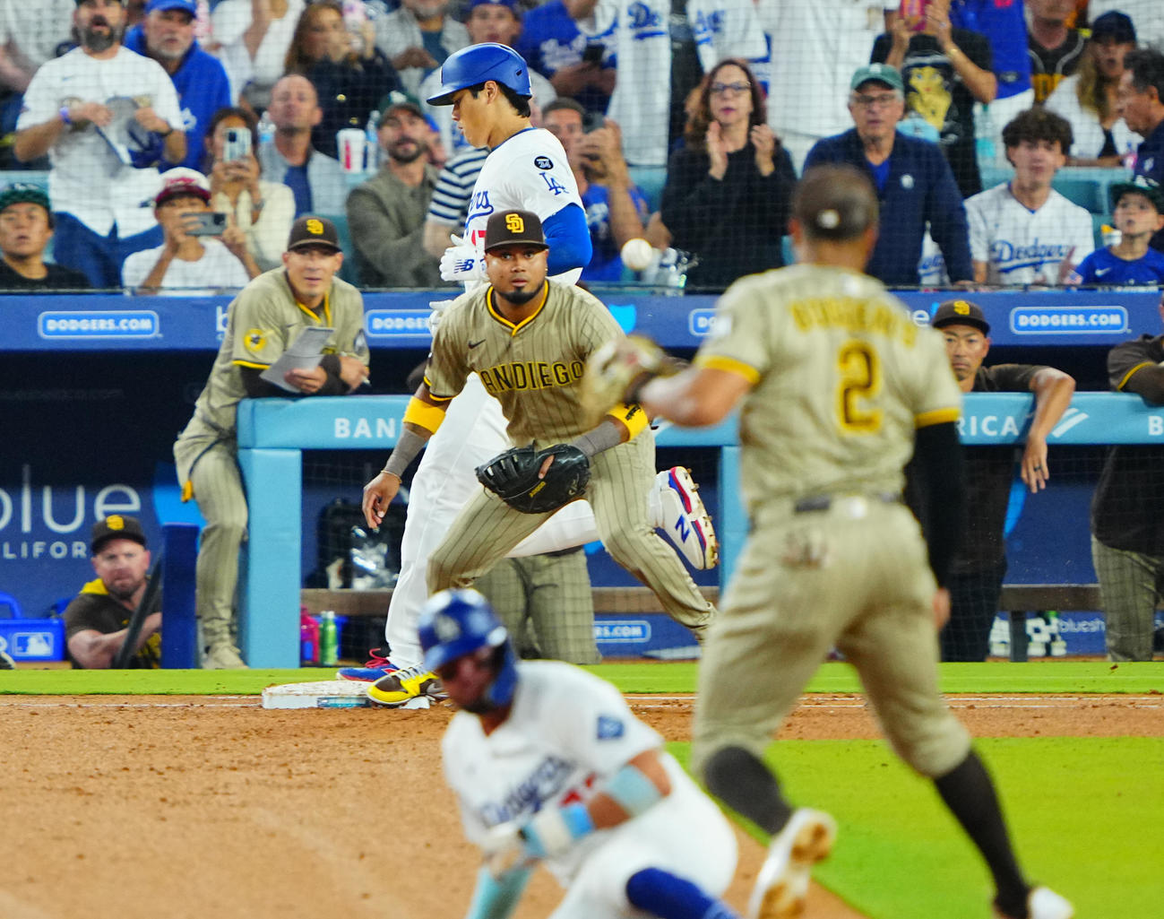 ドジャース対パドレス　3回裏ドジャース無死満塁、ニゴロも懸命に走り一塁をセーフとする大谷（後方）。この間に得点する（撮影・垰建太）