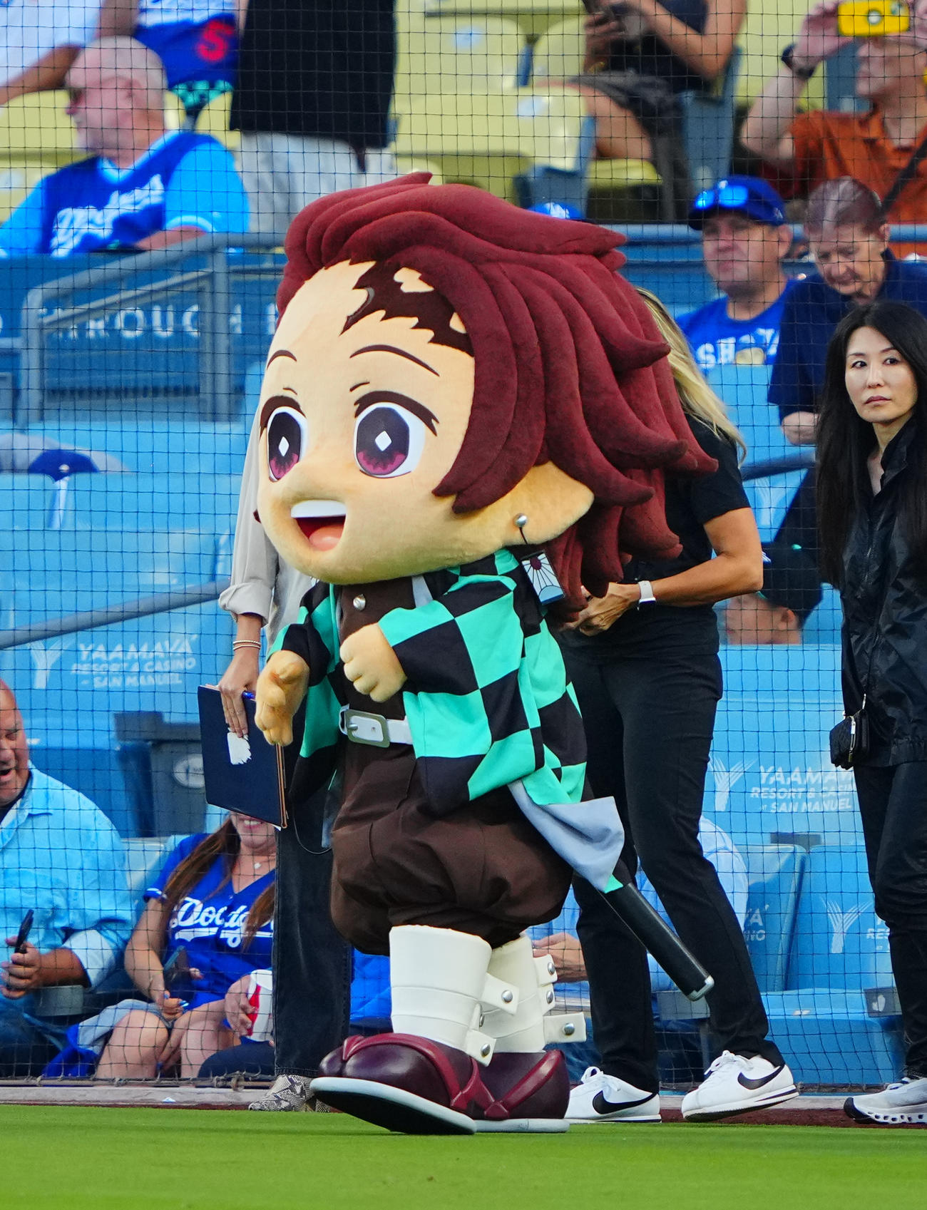 ドジャース対パドレス　試合前、グラウンドに現れた漫画「鬼滅の刃」の主人公の竈門炭治郎（撮影・垰建太）