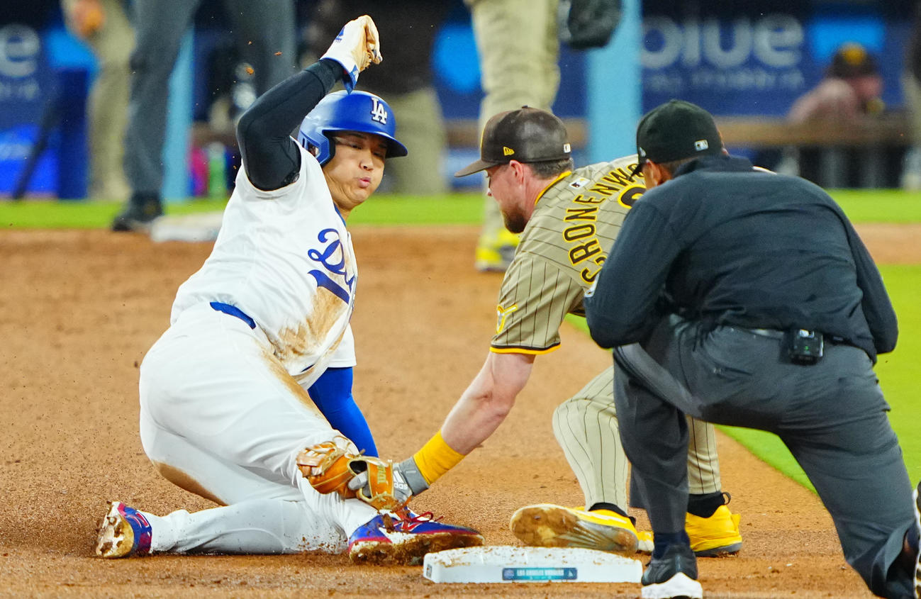 ドジャース対パドレス　3回裏ドジャース2死一塁、二盗を狙うもアウトとなる大谷（撮影・垰建太）