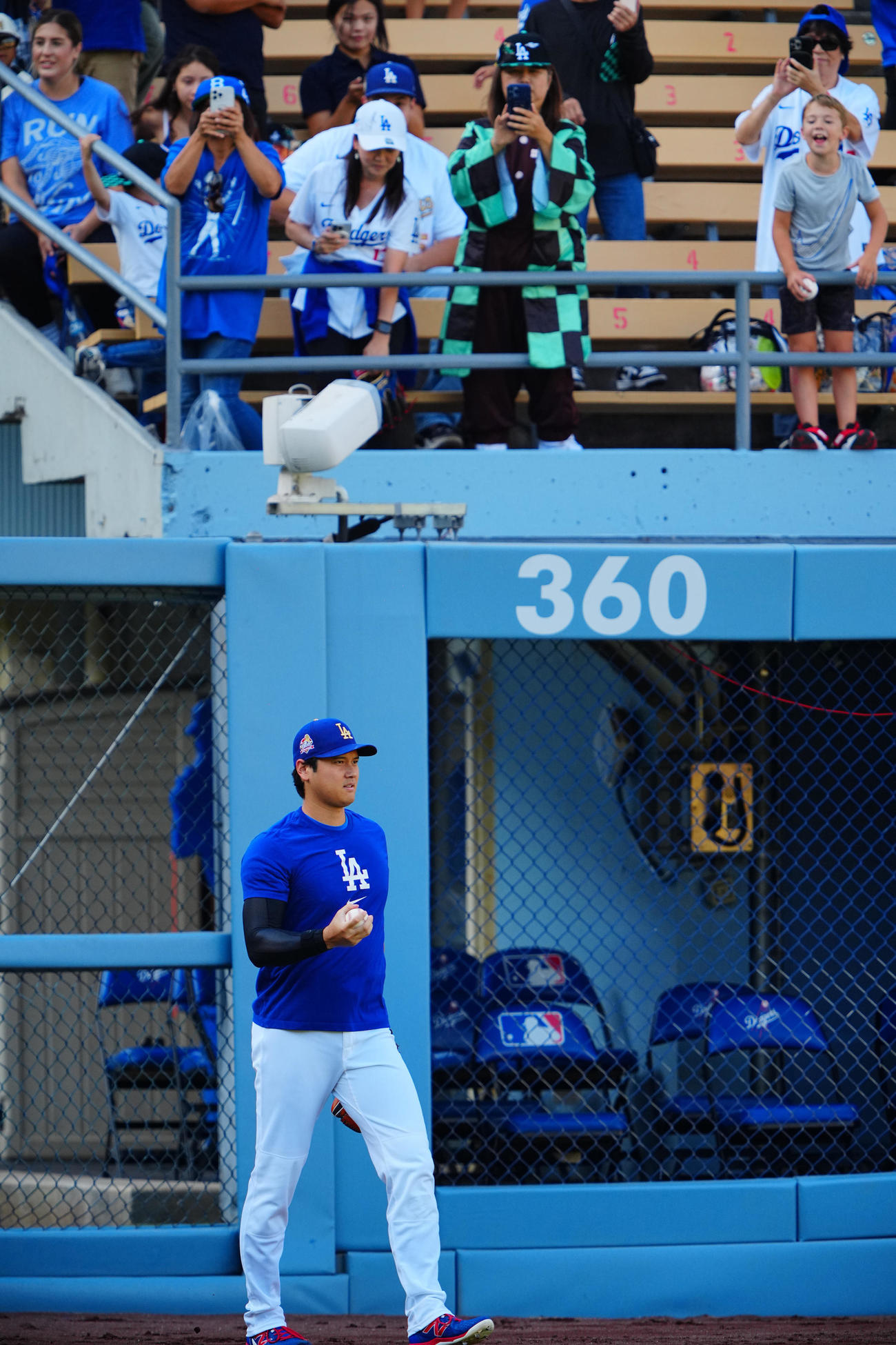ドジャース対パドレス　試合前、ファンの声援を受けながら練習に臨むドジャース大谷（撮影・垰建太）