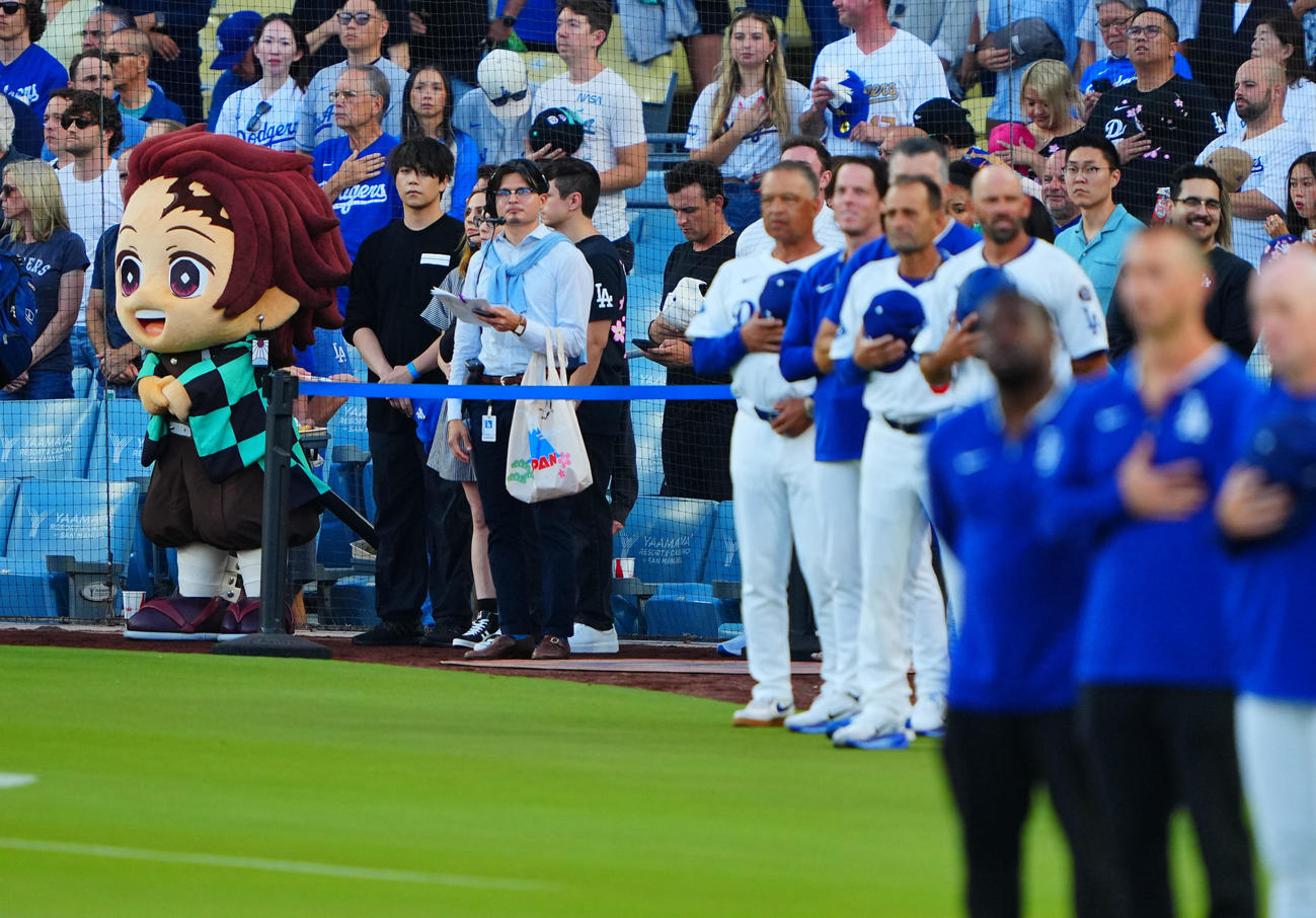 ドジャース対パドレス　試合前国歌斉唱する竈門炭治郎（左）（撮影・垰建太）