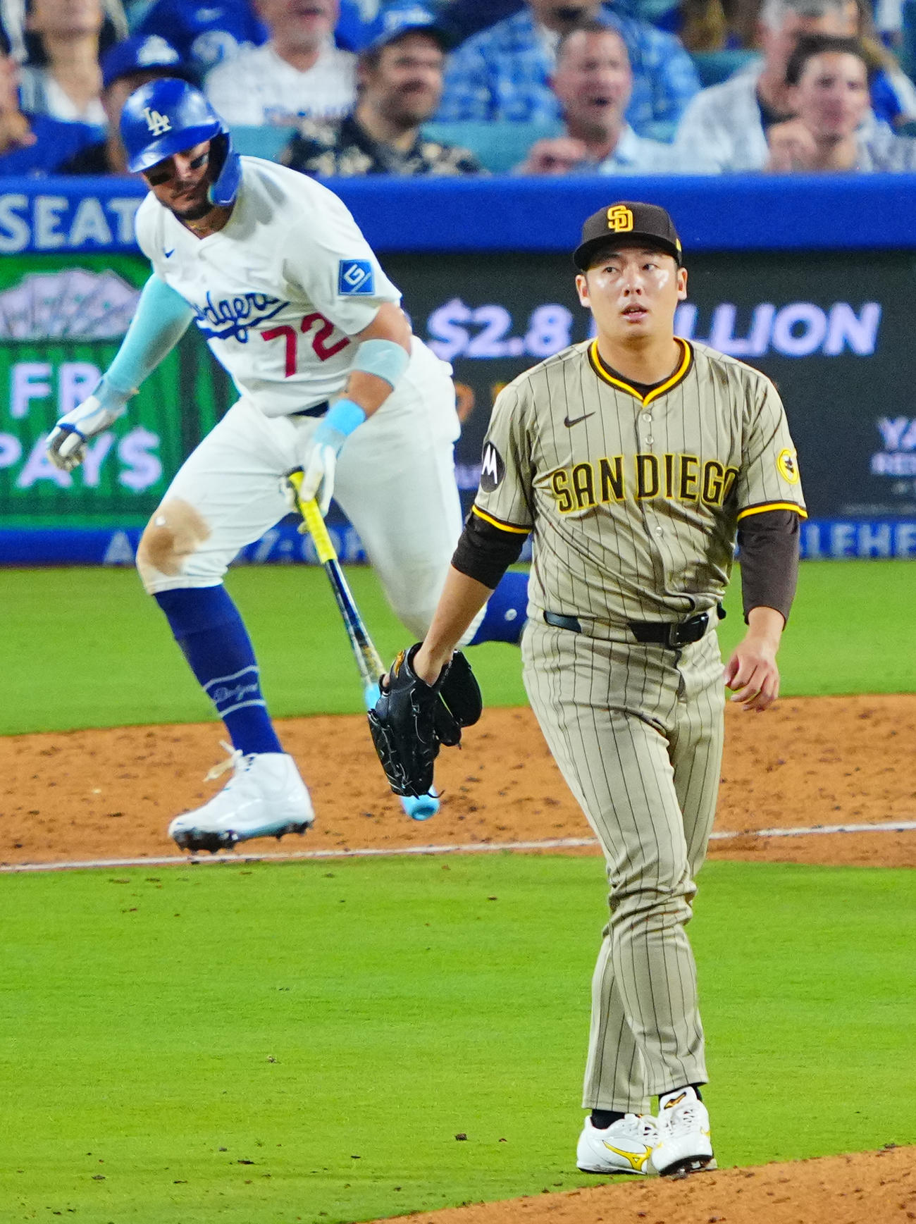 ドジャース対パドレス　7回裏ドジャース2死二、三塁、ロハスを遊ゴロに仕留め無失点で切り抜けた松井（撮影・垰建太）