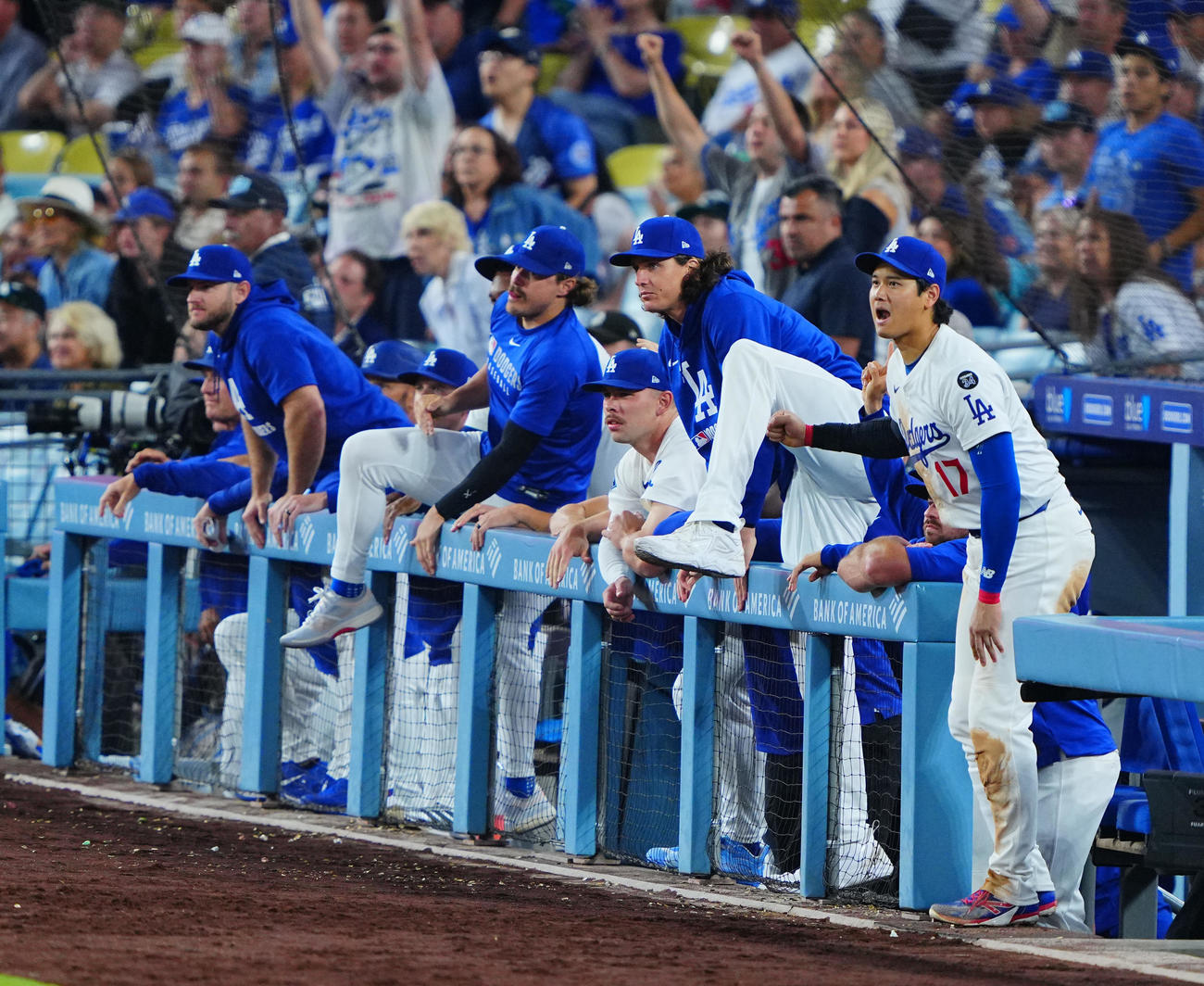 ドジャース対パドレス　パドレスに勝利しガッツポーズを見せながらベンチを飛び出す大谷（右）らドジャースナイン（撮影・垰建太）
