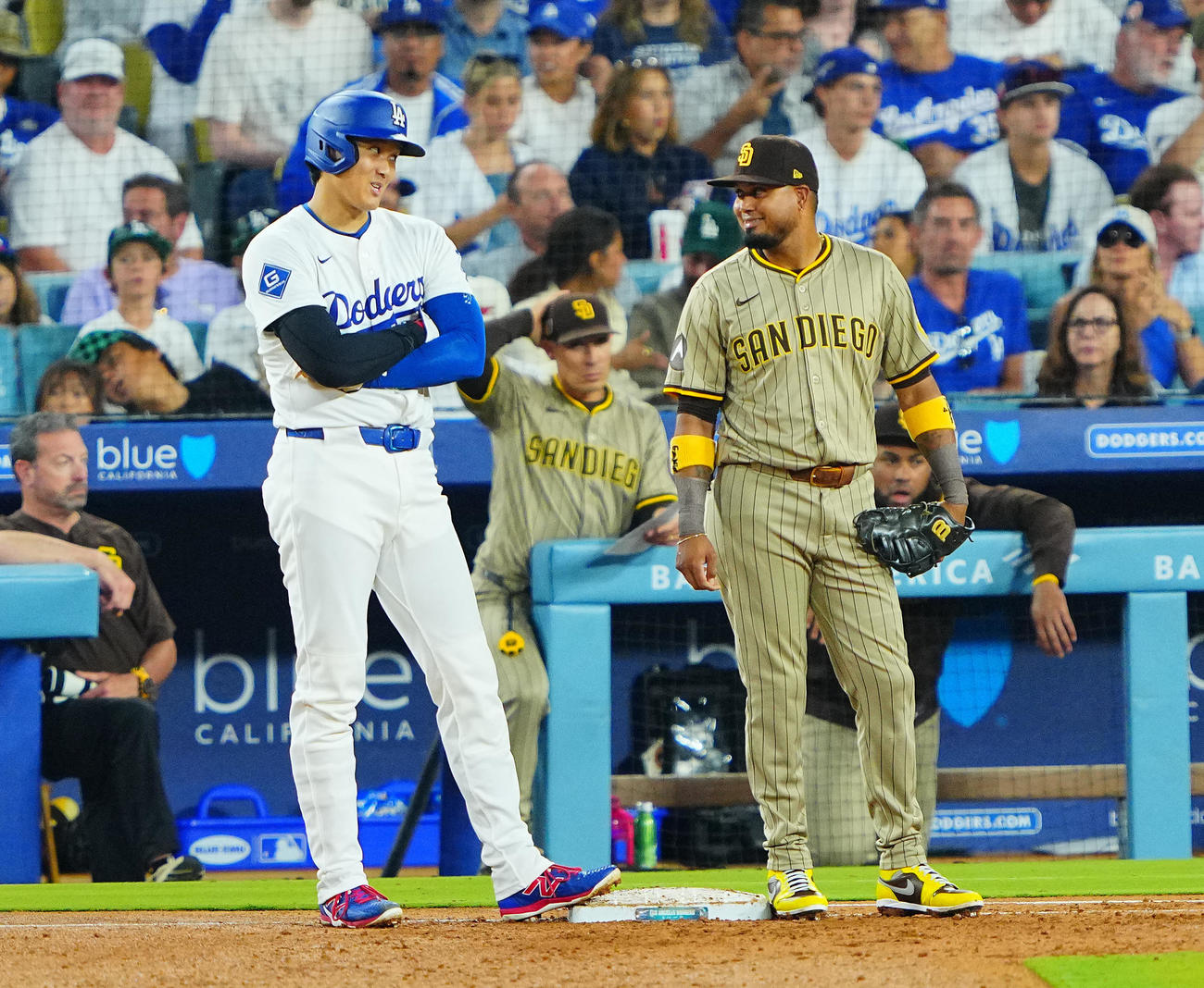 ドジャース対パドレス　3回裏ドジャース1死一、三塁、塁上で笑顔を見せ合う大谷（左）と一塁手アラエス（撮影・垰建太）