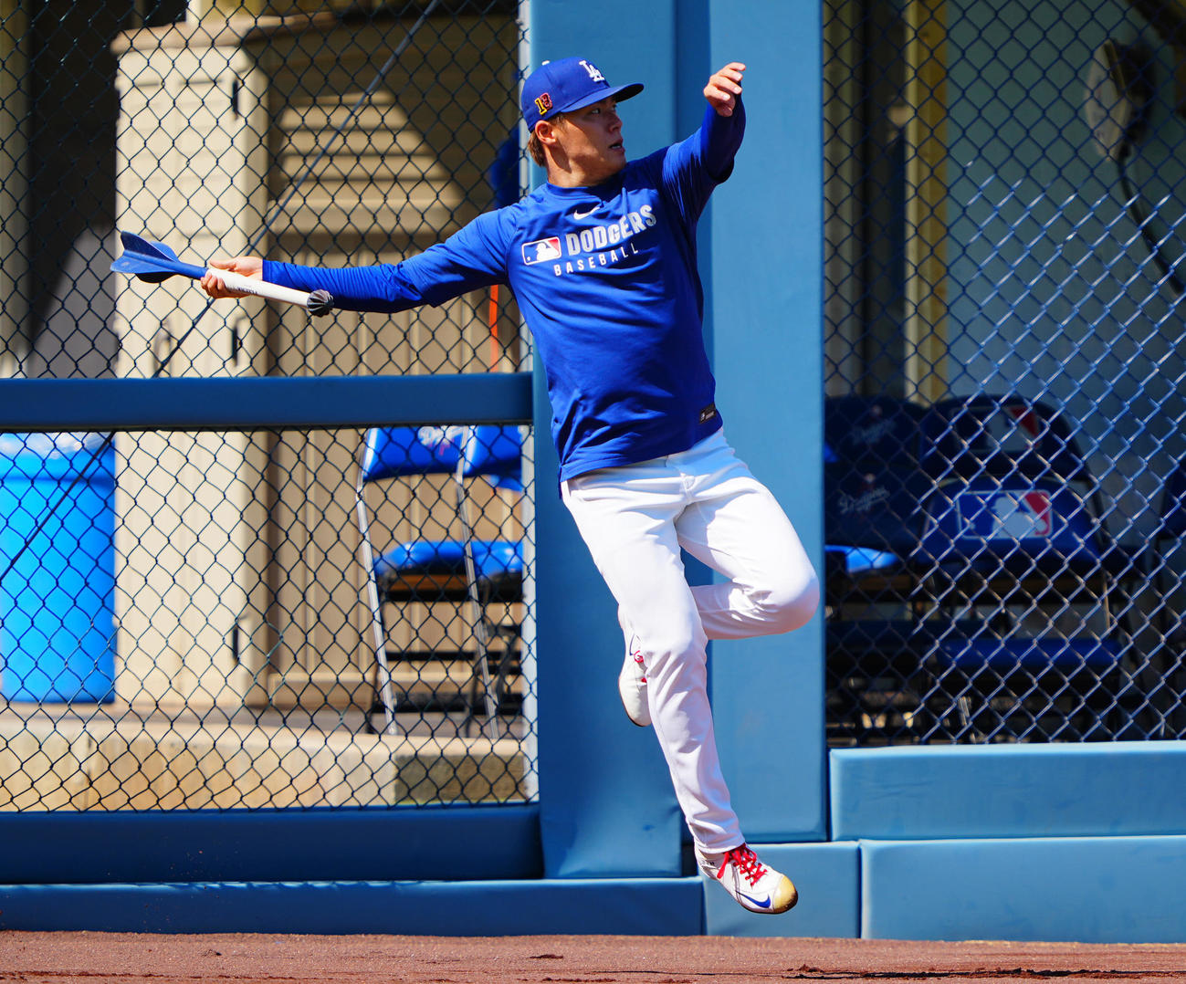 ドジャース対パドレス　試合前練習で調整するドジャース山本（撮影・垰建太）