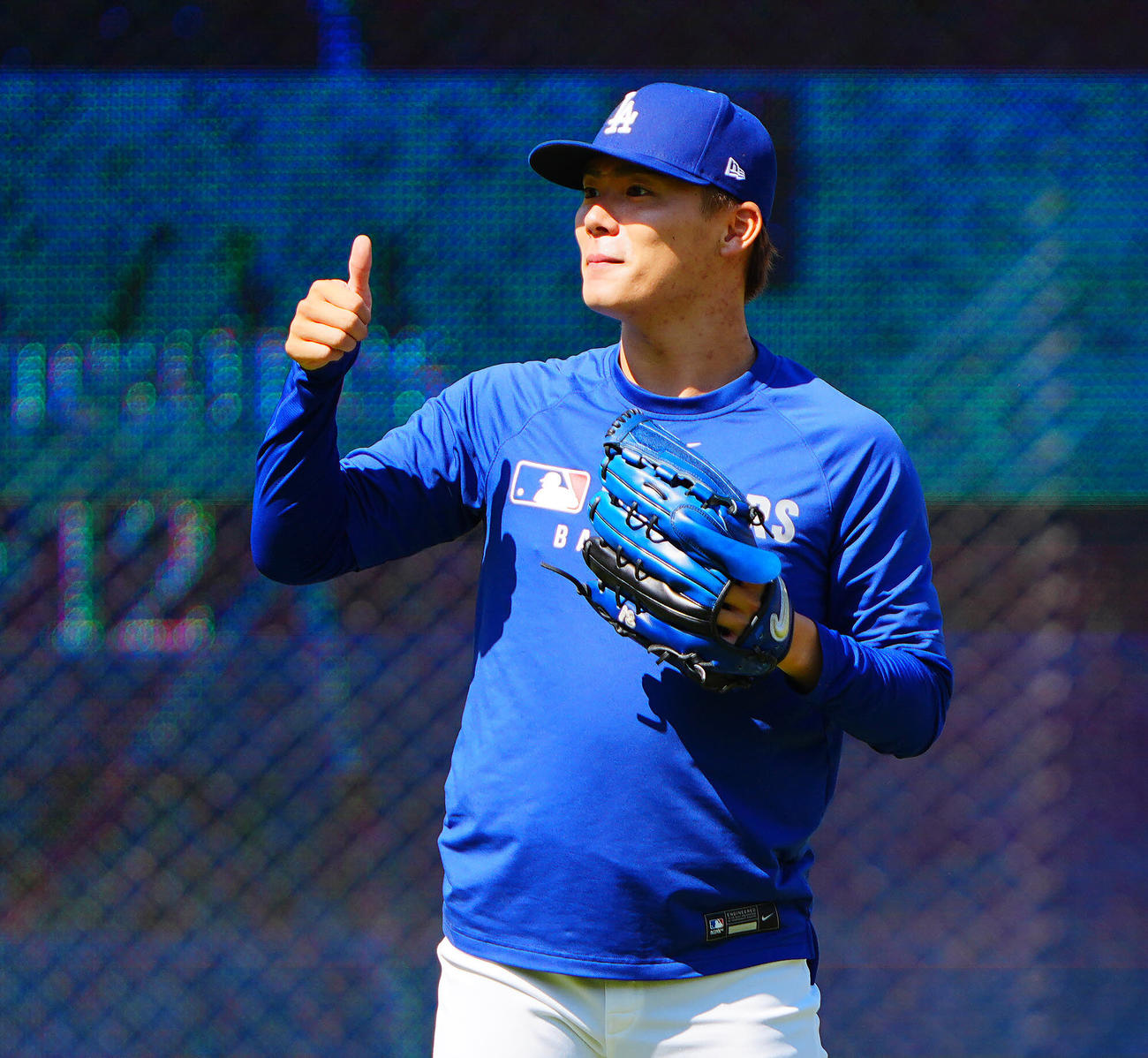 ドジャース対パドレス　試合前練習で調整するドジャース山本（撮影・垰建太）