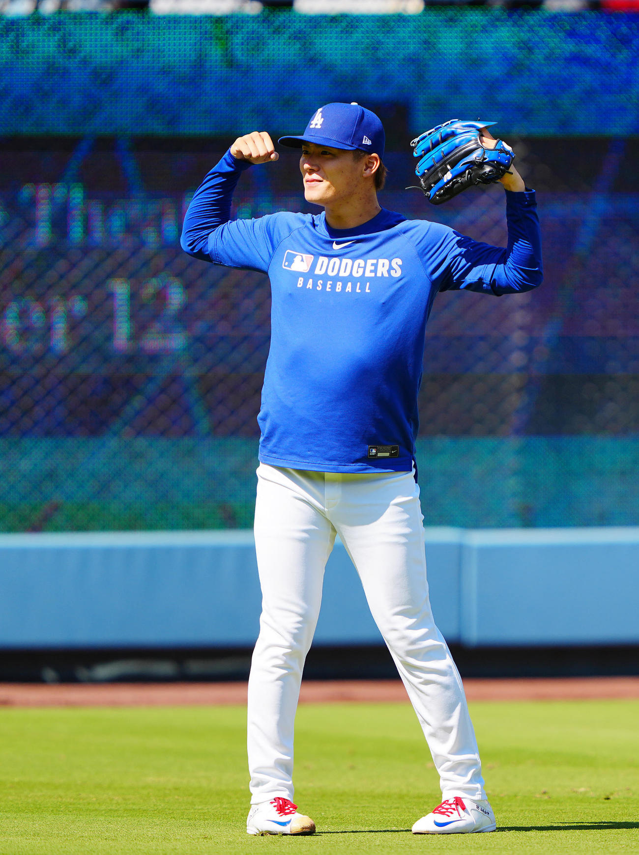 ドジャース対パドレス　試合前練習で調整するドジャース山本（撮影・垰建太）