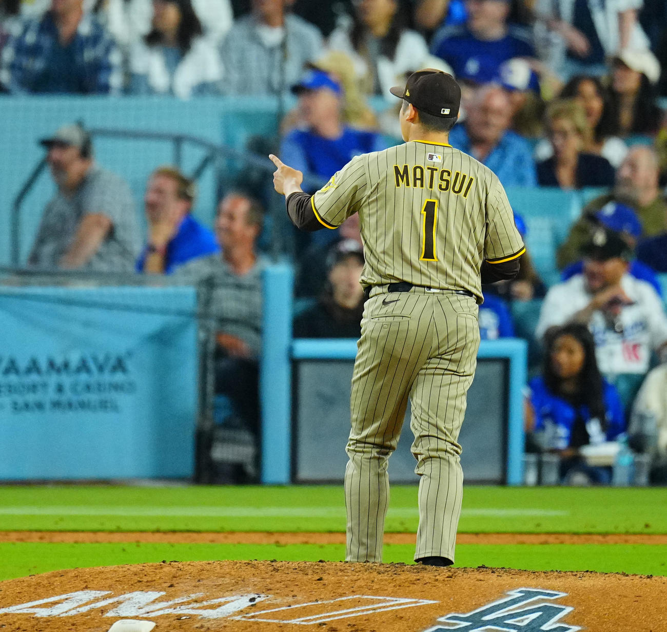 ドジャース対パドレス　6回裏ドジャース2死一塁、大谷を一邪飛に仕留め一塁手アラエスを指さす松井（撮影・垰建太）