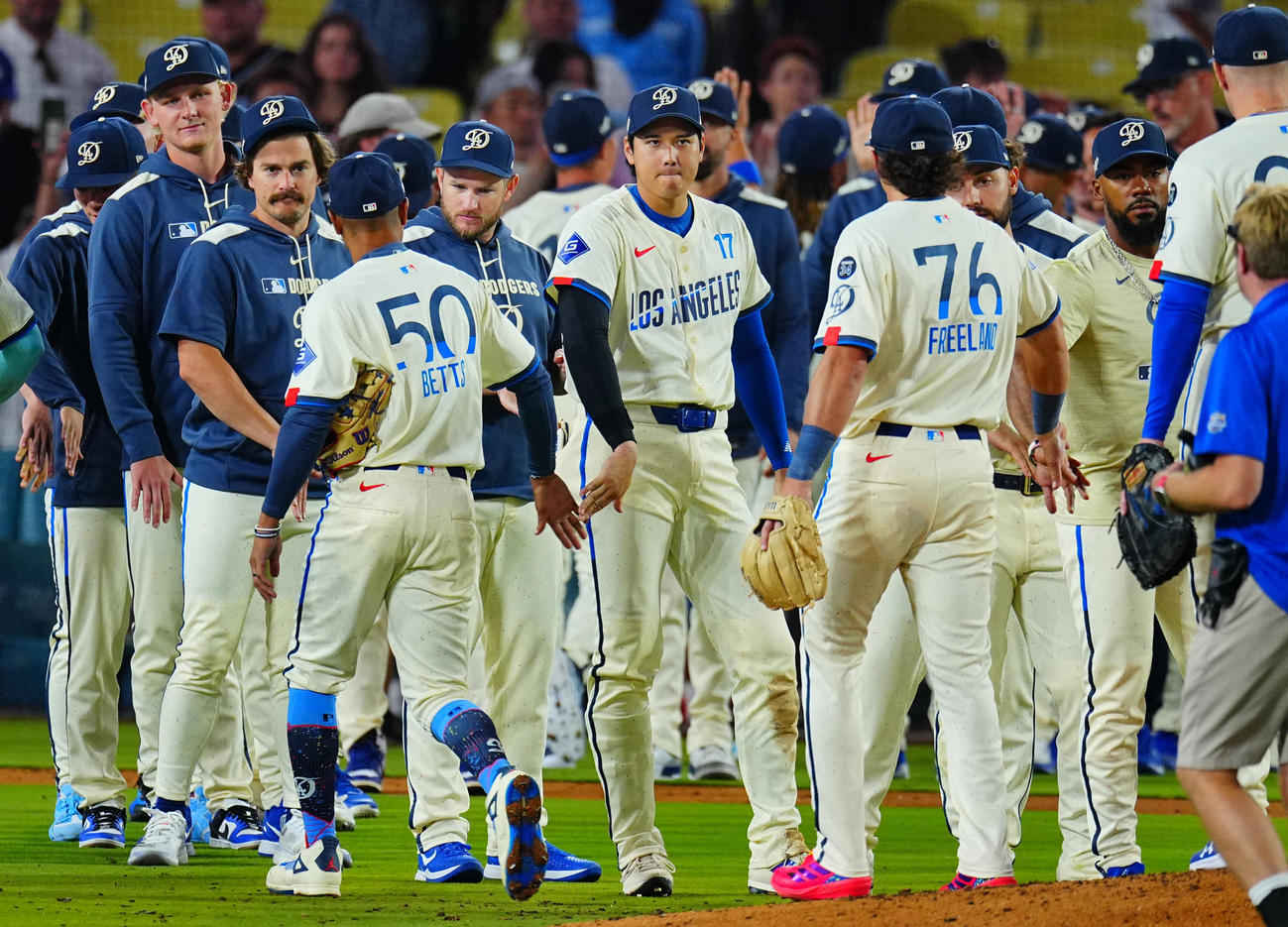 ドジャース対パドレス　パドレスに連勝しナインとタッチを交わすドジャース大谷（中央）（撮影・垰建太）