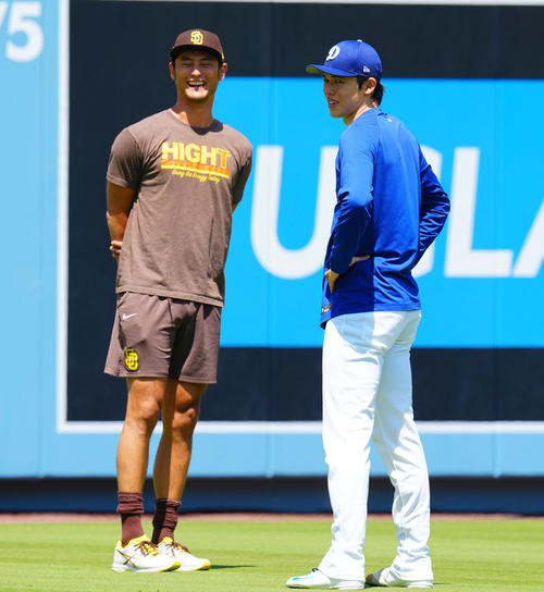 ドジャース対パドレス 試合前、談笑するドジャース佐々木(右)とパドレスのダルビッシュ(撮影・垰建太)