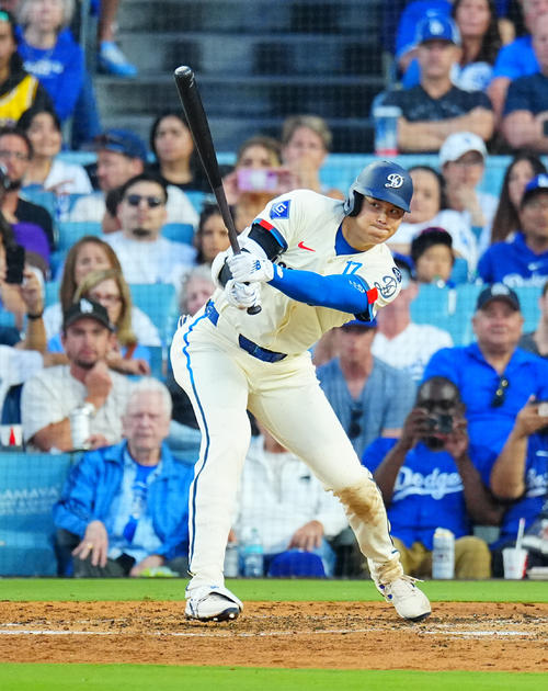 ドジャース対パドレス 4回裏ドジャース1死、中前打を放つ大谷(撮影・垰建太)