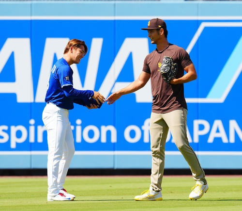 ドジャース対パドレス 笑顔で握手を交わすドジャース山本(左)とパドレスのダルビッシュ(撮影・垰建太)