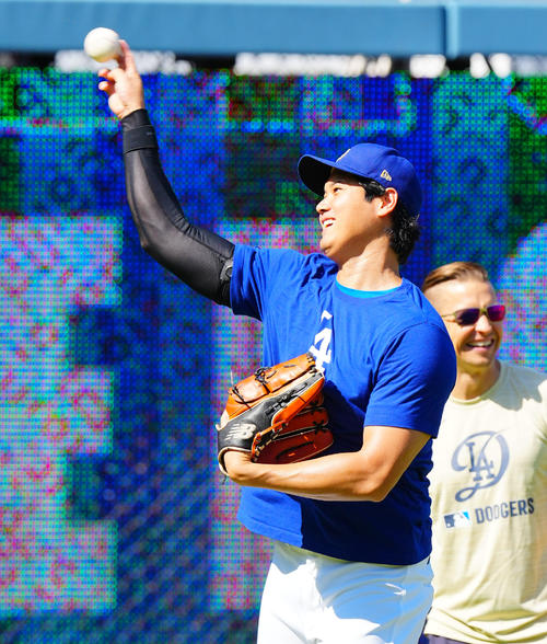 ドジャース対パドレス リラックスした表情で調整するドジャース大谷(撮影・垰建太)