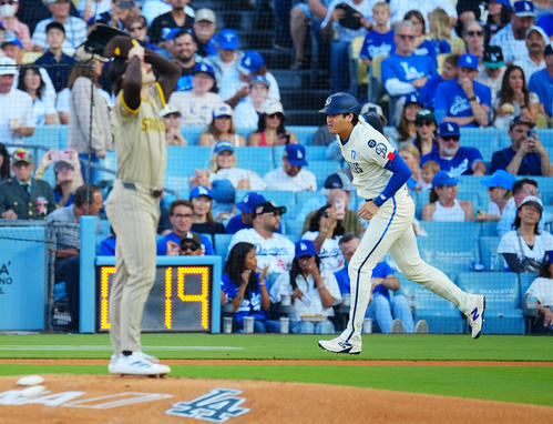 ドジャース対パドレス 1回裏ドジャース無死、四球を選ぶ大谷(撮影・垰建太)