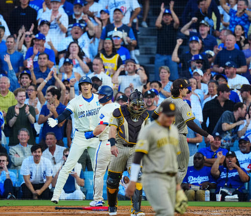 ドジャース対パドレス 2回裏ドジャース2死一、二塁、フリーマンの中飛を相手が失策し生還した大谷(左)をスミスは笑顔で迎える(撮影・垰建太)