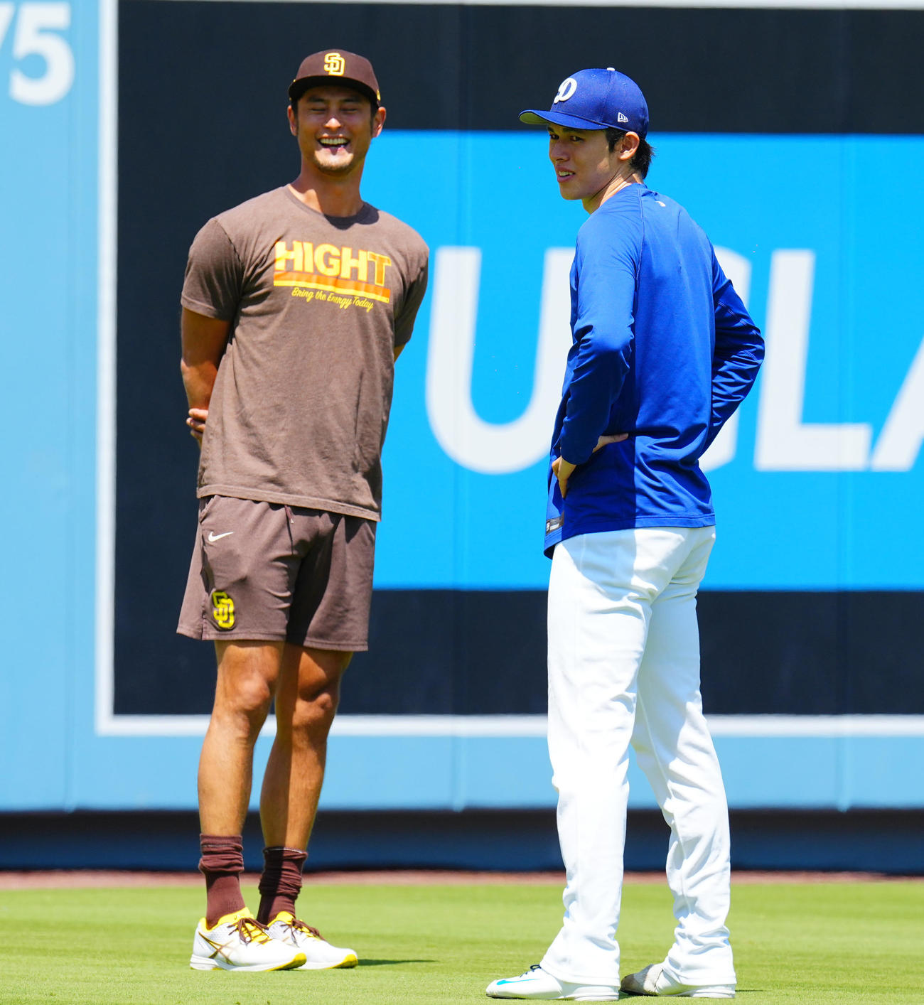 ドジャース対パドレス　試合前、談笑するドジャース佐々木（右）とパドレスのダルビッシュ（撮影・垰建太）
