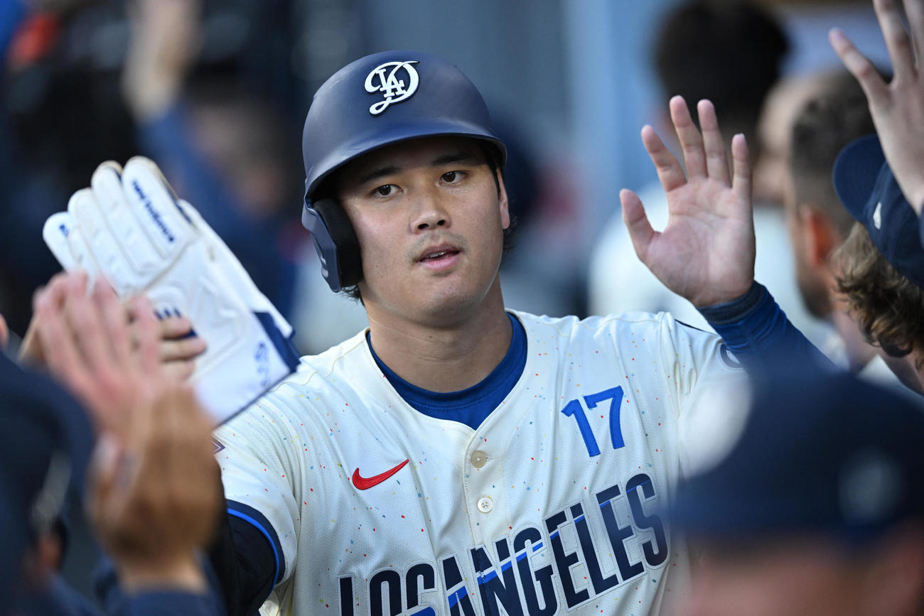 ドジャース大谷翔平はパドレス戦2回に生還するとベンチで同僚から祝福された（ロイター）